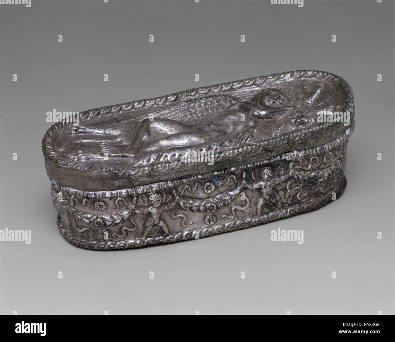 Scatola con Sleeping Eros. Cultura: Romana o bizantina. Dimensioni: complessivo: 3 9/16 x 9 7/8 x 3 3/4 in. (9,1 x 25,1 x 9,5 cm). Data: 300-400. Eros il Dio dell amore, dorme su un leone la pelle con il suo arco in mano. I fianchi di questa scatola sono decorate con putti giocosi holding ghirlande e teste di tori, un antico segno di fertilità. Museo: Metropolitan Museum of Art di New York, Stati Uniti d'America. Foto Stock