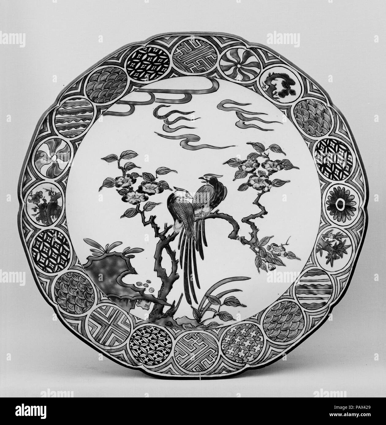 Piastra. Cultura: il Giappone. Dimensioni: diam. 12 3/4 in. (32,4 cm). Data: del XIX secolo. Museo: Metropolitan Museum of Art di New York, Stati Uniti d'America. Foto Stock