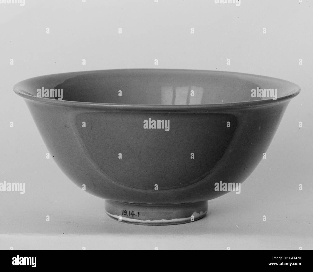 Ciotola. Cultura: la Cina. Dimensioni: H. 2 3/4 in. (7 cm); Diam. 5 3/4 in. (14,6 cm). Museo: Metropolitan Museum of Art di New York, Stati Uniti d'America. Foto Stock