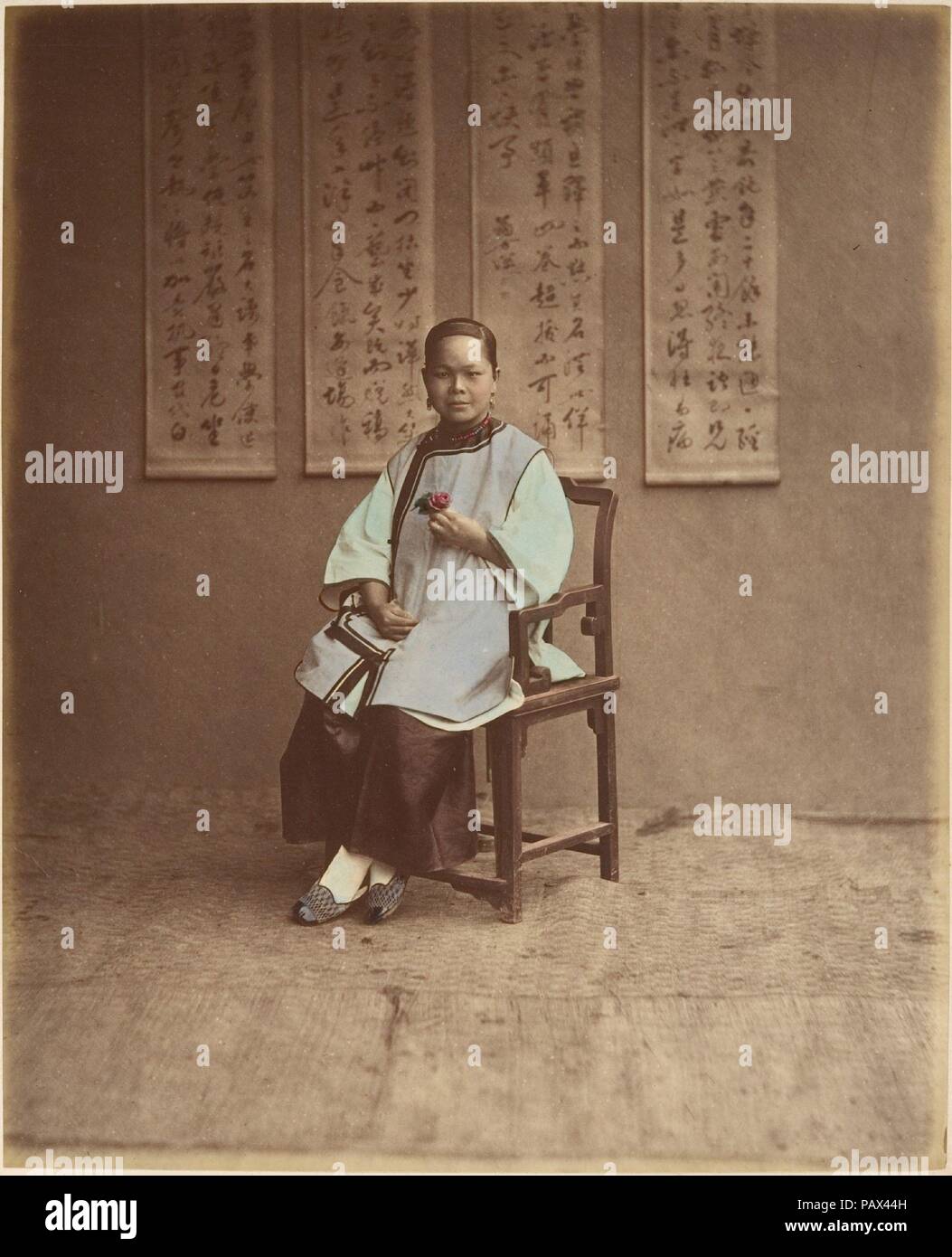 Fille de Shanghai. Artista: Raimund von Stillfried (Austriaco, 1839-1911). Dimensioni: 23,7 x 19,3 cm (9 5/16 x 7 5/8 in.). Data: 1870s. Museo: Metropolitan Museum of Art di New York, Stati Uniti d'America. Foto Stock Fille de Shanghai. Artista: Raimund von Stillfried (Austriaco, 1839-1911). Dimensioni: 23,7 x 19,3 cm (9 5/16 x 7 5/8 in.). Data: 1870s. Museo: Metropolitan Museum of Art di New York, Stati Uniti d'America. Foto Stock