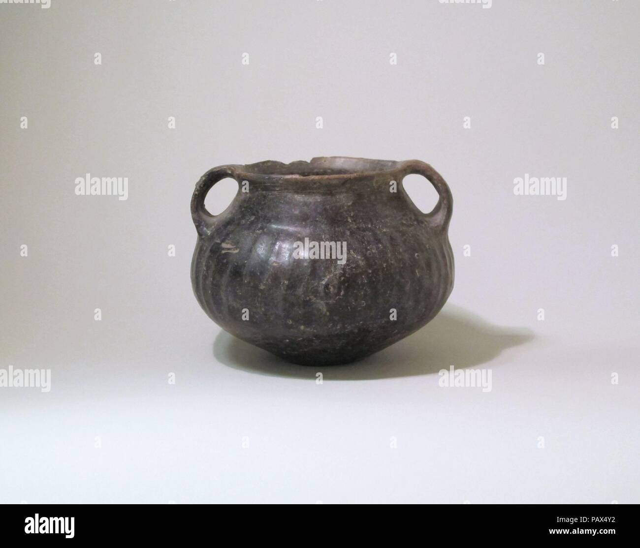 Vaso. La cultura etrusca. Dimensioni: complessivo: 4 1/8a. (10,5 cm). Data: 8th-metà del VII secolo A.C. Marrone rossastro a due trattati jar con lati scanalati. Museo: Metropolitan Museum of Art di New York, Stati Uniti d'America. Foto Stock