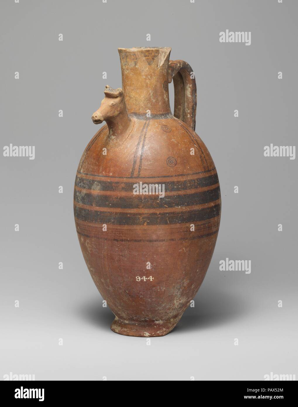 Brocca in terracotta con testa di cavallo in rilievo. Cultura: cipriota. Dimensioni: H.: 13 a. (33 cm). Data: 480-350 A.C. Brocca con testa di cavallo, bande orizzontali, e cerchi concentrici. Museo: Metropolitan Museum of Art di New York, Stati Uniti d'America. Foto Stock