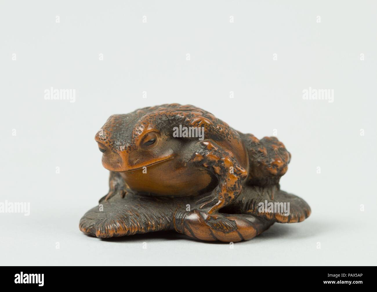 Netsuke di rospo su un sandalo. Cultura: il Giappone. Dimensioni: H. 1. (2,5 cm); W. 1 5/8 in. (4.1 cm); D. 1 1/8 in. (2.9 cm). Data: del XIX secolo. Museo: Metropolitan Museum of Art di New York, Stati Uniti d'America. Foto Stock
