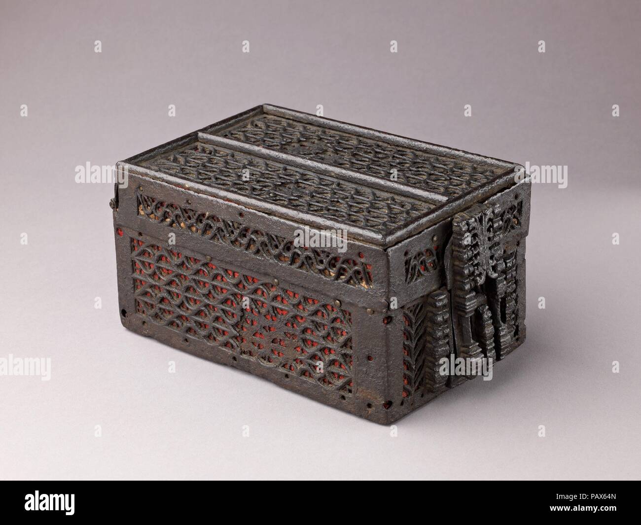 Coffret un mailles. Cultura: francese. Dimensioni: H. 10.2 cm, L. 18,5 cm, W. 12.2 cm (esclusa la serratura). Data: tardo XV secolo. Questo coffret à mailles è coperto con un doppio strato di ferro battuto sheaving con stile tardo gotico l'intelaiatura, montato su un supporto di legno; l'interno è rivestito con moderni e di velluto rosso. Scrigni come questa devono essere state prodotte in grande quantità, come numerosi esempi rimangono. Essi erano chiamati coffret à mailles o à la manière d'Espagne, in connessione al fine di ferro tracery dei fianchi e il coperchio. A volte indicato come un messale box, questo tipo probabilmente conservati Foto Stock