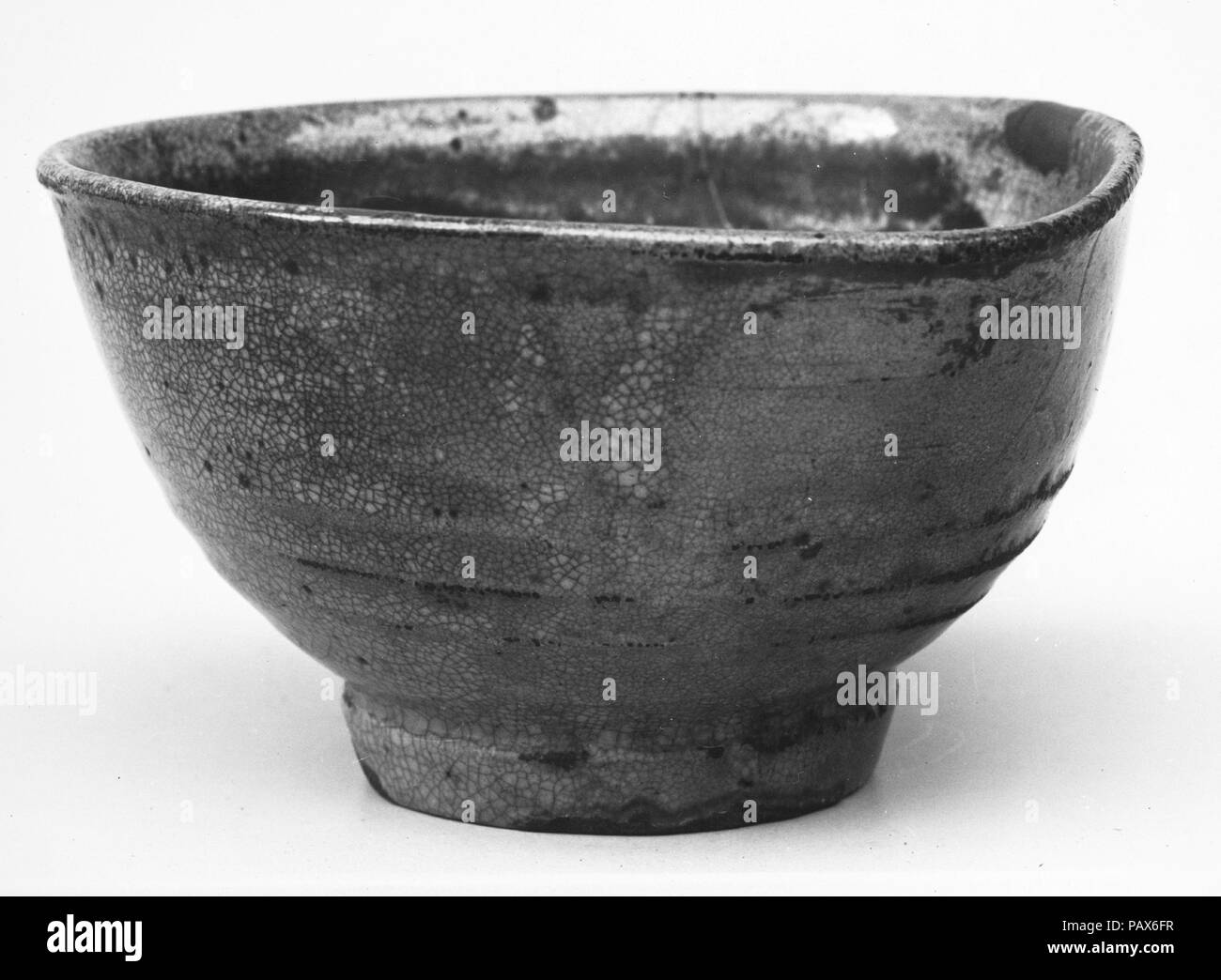 Teabowl. Cultura: il Giappone. Dimensioni: H. 2 3/4 in. (7 cm); Diam. 5 1/8 in. (13 cm). Data: ca. 1700. Museo: Metropolitan Museum of Art di New York, Stati Uniti d'America. Foto Stock