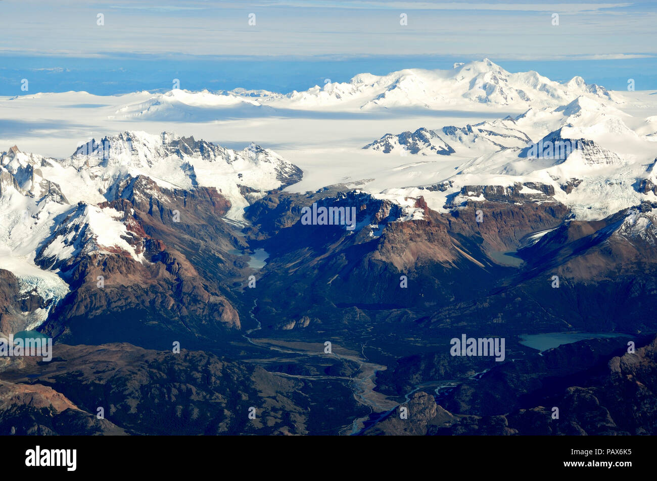 Vista aerea della Patagonia meridionale del campo di ghiaccio con vulcano Lautaro e Gorra Blanca vicino a El Chalten, Patagonia, Argentina e Cile Foto Stock