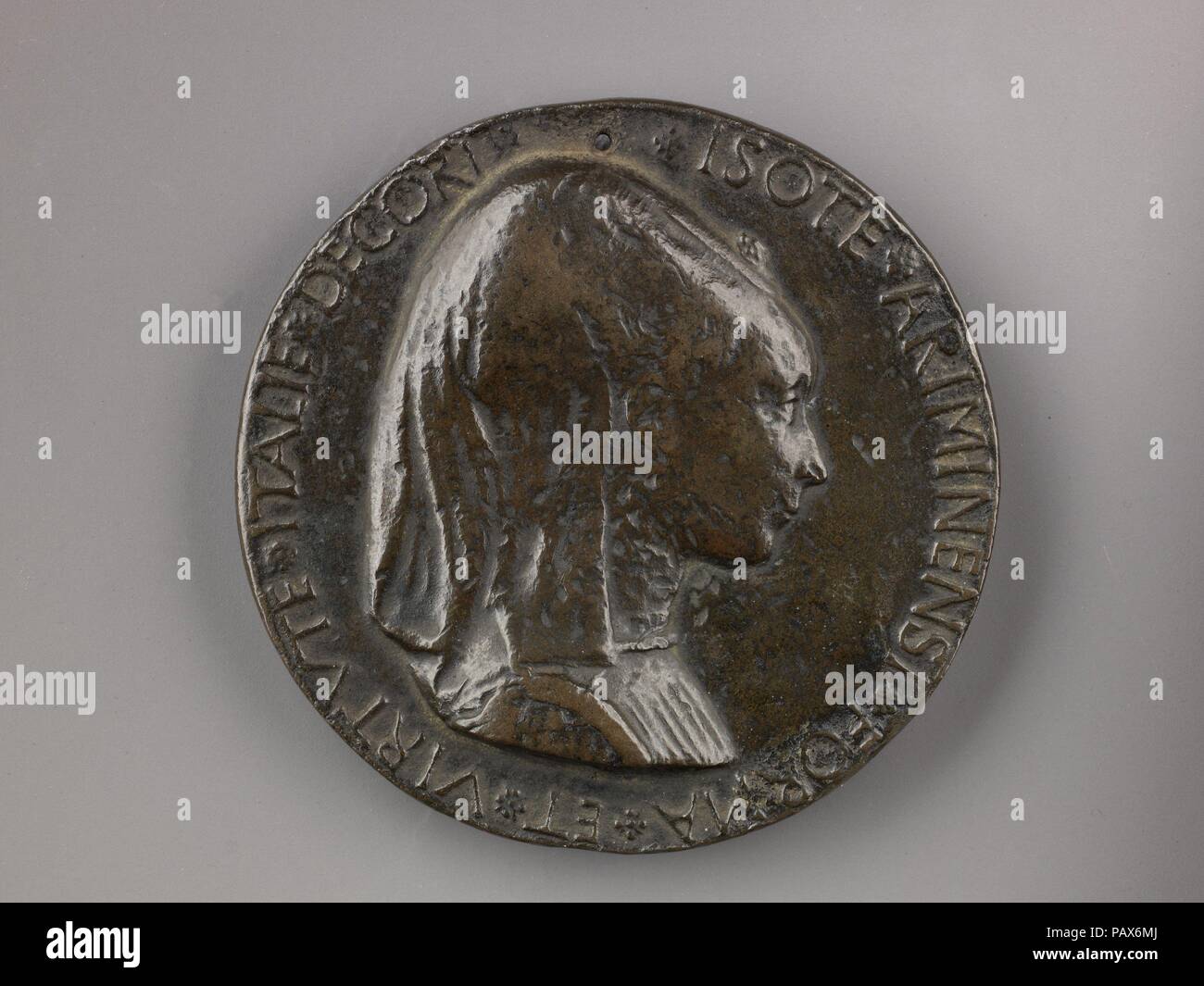 Medaglia ritratto di Isotta degli Atti (complementare); un elefante (retromarcia). Artista: di Matteo de' Pasti (italiano, Verona ca. 1420-dopo il 1467 Rimini). Dimensioni: diam. 8.5 cm, wt. 275.79 g.. Data: modello 1446 o successiva (eventualmente il cast del XVI secolo). Una bella merchant la figlia tredicenne Isotta degli atti ispirati alla passione di Sigismondo Malatesta, il righello di Rimini. La data 1446 commemora l'anno Sigismondo consolidato il suo potere politico e ha vinto Isotta come la sua padrona; ella divenne sua moglie. Sigismondo embedded ritratto di medaglie di se stesso e Isotta nelle pareti del suo buil Foto Stock