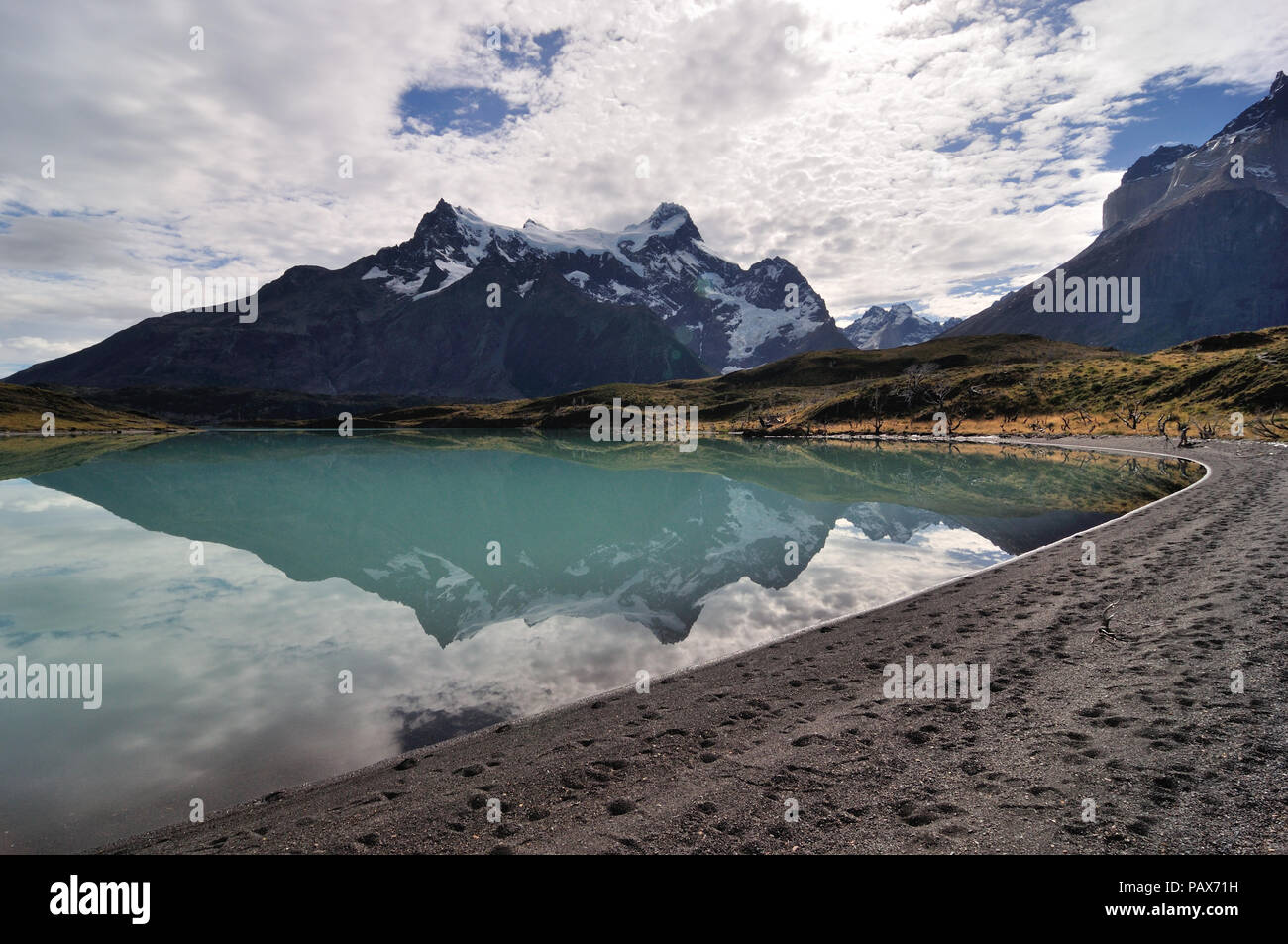 Specchio di Cerro Paine Grande, parco nazionale di Torres del Paine nella Patagonia cilena. Solo per pochi minuti il vento era assolutamente tranquilla. Un momento magico. Foto Stock