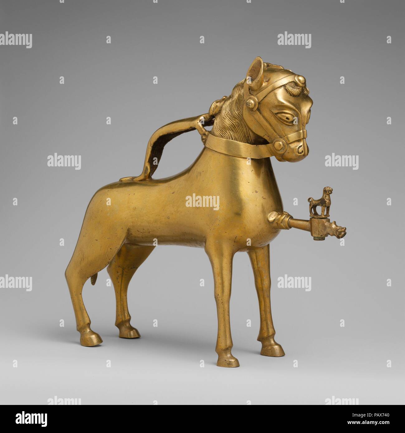 Aquamanile nella forma di un cavallo. Cultura: tedesco. Dimensioni: complessivo: 11 7/16 x 12 7/16 x 3 7/8 in., 5.046lb. (29,1 x 31,6 x 9,8 cm, 2289g) complessivamente PD: 11 1/4 x 3 7/8 x 12 1/4 in. (28,6 x 9,8 x 31,1 cm) di spessore PD: 2/25-19/100. (0.20-0.47 cm). Data: prima metà del XV secolo. Museo: Metropolitan Museum of Art di New York, Stati Uniti d'America. Foto Stock
