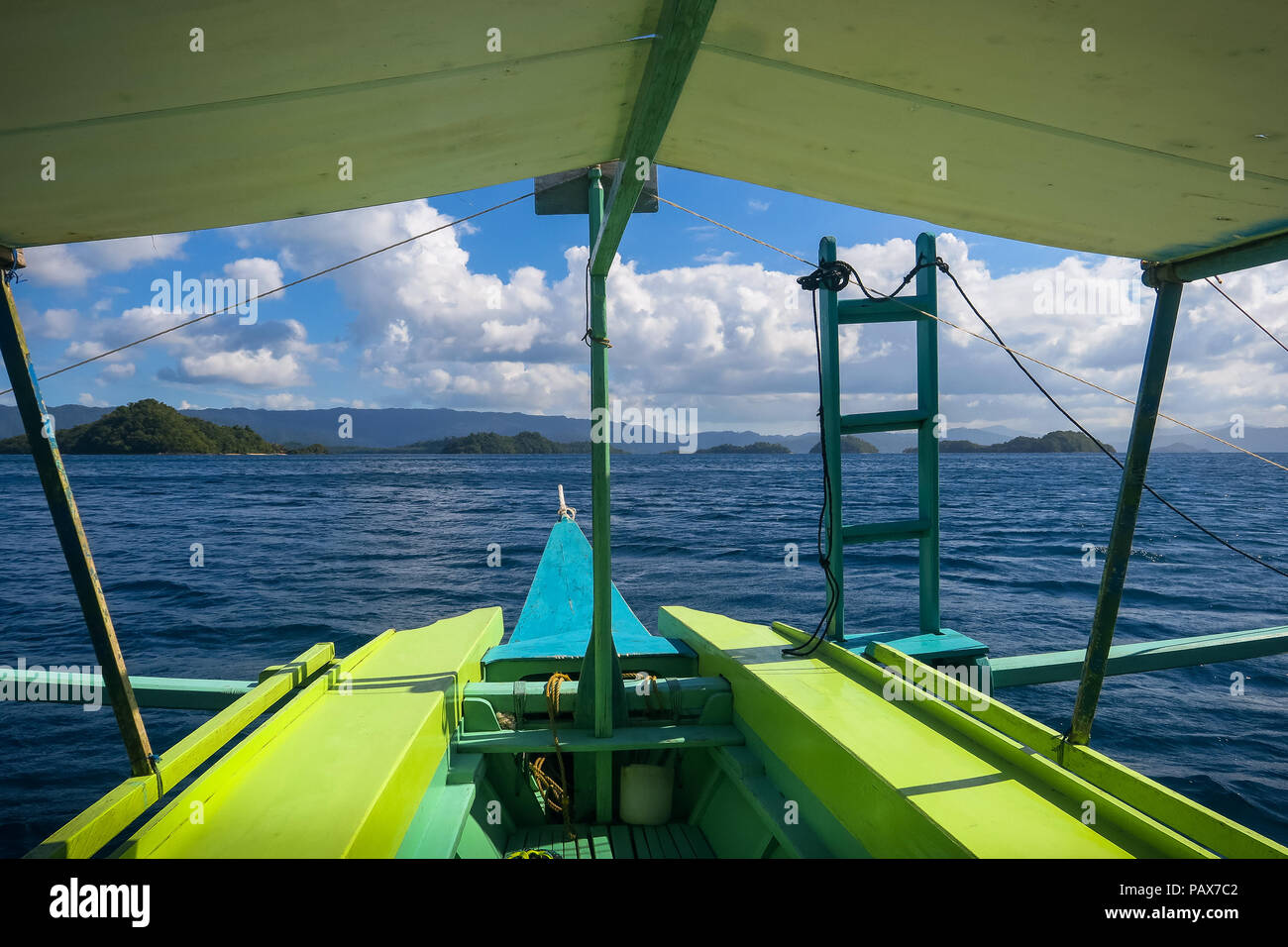Arco di verde e di blu in legno barca gita fuori in mare a Port Barton, Palawan - Filippine Foto Stock