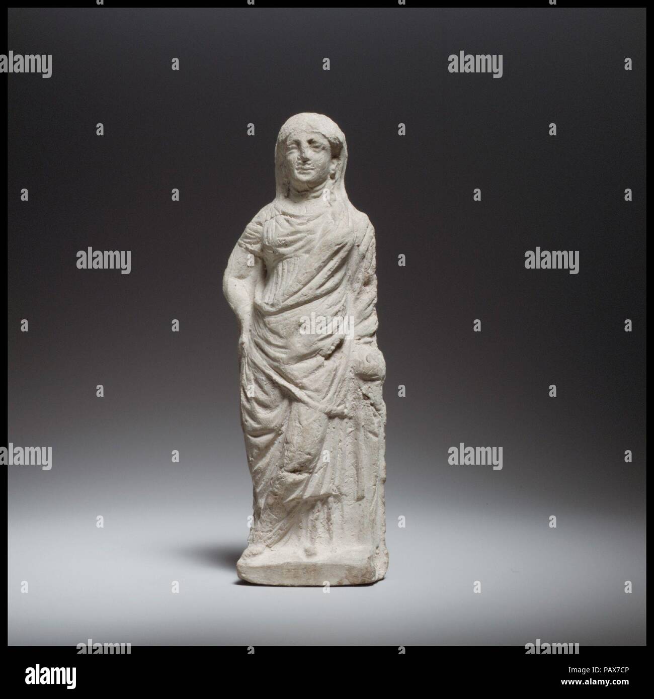 Figure di terracotta di una donna. Cultura: cipriota. Dimensioni: H. 6 3/16 in. (15,7 cm). Data: 2nd-1st secolo A.C. La statuetta è di stampo realizzata e solido. Il retro è fatto a mano, Piana e La Pared. La parte posteriore della testa è scheggiato. Il panneggio e caratteristiche del viso sono grossolanamente ritoccate. Museo: Metropolitan Museum of Art di New York, Stati Uniti d'America. Foto Stock