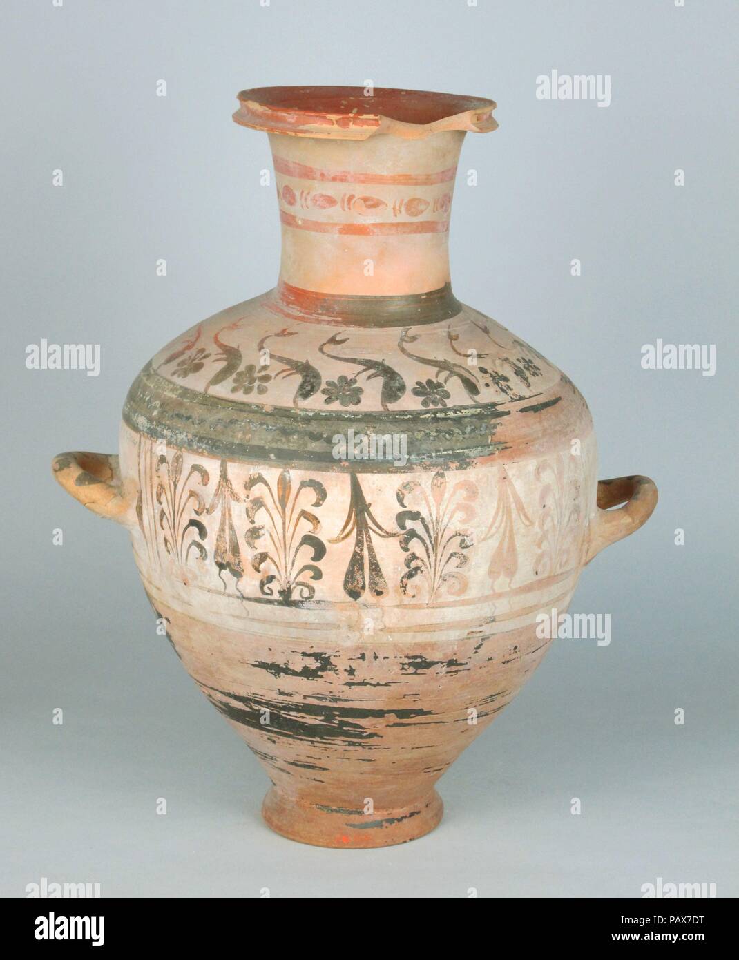 La terracotta Hadra hydria (acqua jar). Cultura: greco, Egitto, Alexandria-Hadra. Dimensioni: complessivo: 15 5/8 x 12 1/2 in. (39,7 x 31,8 cm). Data: 3° secolo A.C. Sul corpo, palmettes e ornamenti floreali; alternata sulla spalla, i delfini e le rosette; sul collo, banda di punti. Museo: Metropolitan Museum of Art di New York, Stati Uniti d'America. Foto Stock
