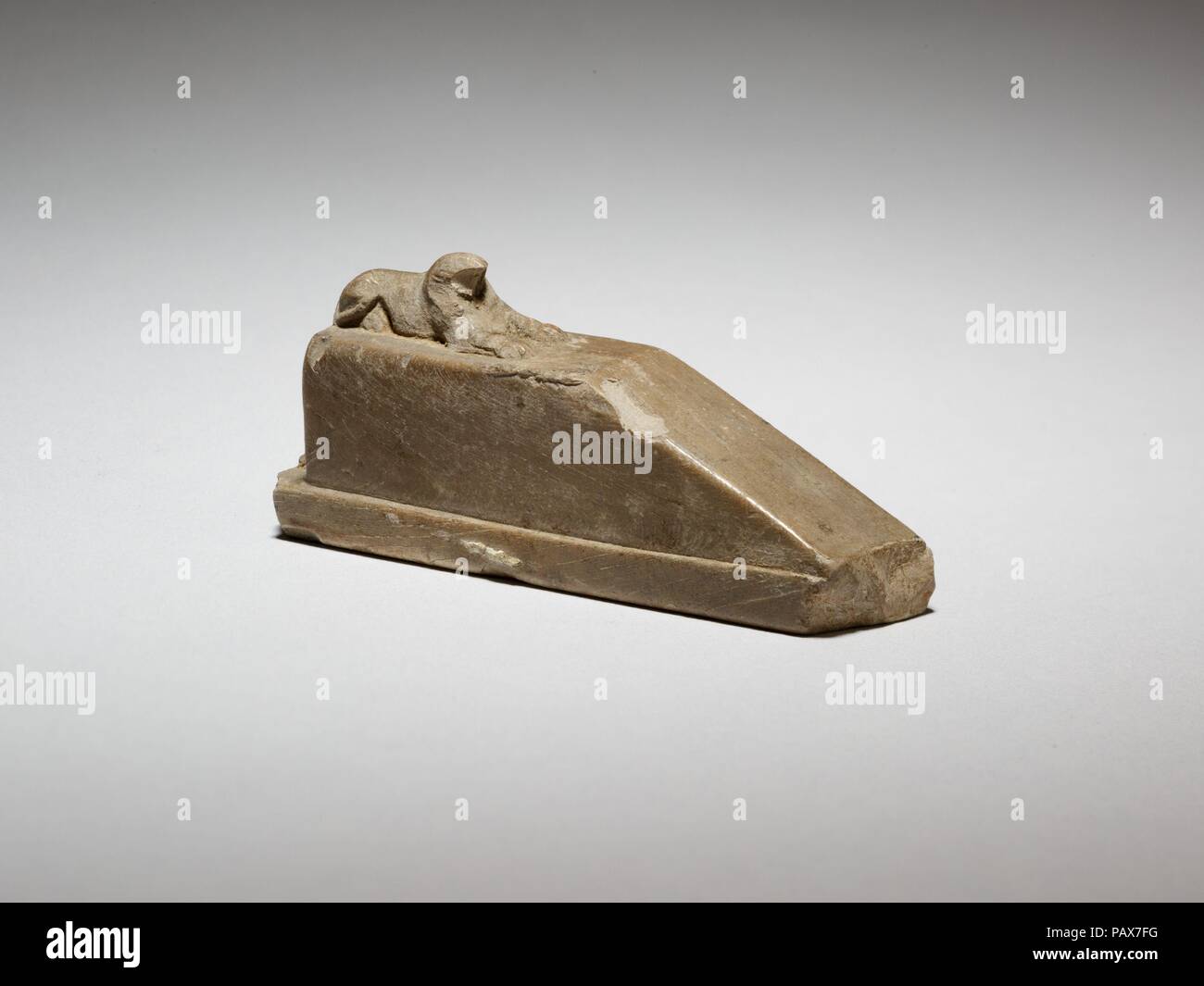 Falcon-guidato sphinx sdraiato su un piedistallo con una rampa e un felino(?) dietro, eventualmente uno gnomone per un orologio di ombra o di uno strumento. Dimensioni: L. 6,9 × W. 1,6 × H. 3 cm (2 11/16 × 5/8 × 1 3/16 in.). Data: 664-30 A.C.. È stato suggerito che questo insolito pezzo è uno gnomone, l'elemento che getta un ombra in uno strumento per la misura del tempo da ombre. L'avorio sembra una insolita scelta, ma parte di un strumento ombra preservato da Tanis e nel British Museum è anche di avorio. Eventualmente la sfinge con un falco testa potrebbe alludere al Re, e il gatto a sua figlia di Eye of the Sun, Foto Stock