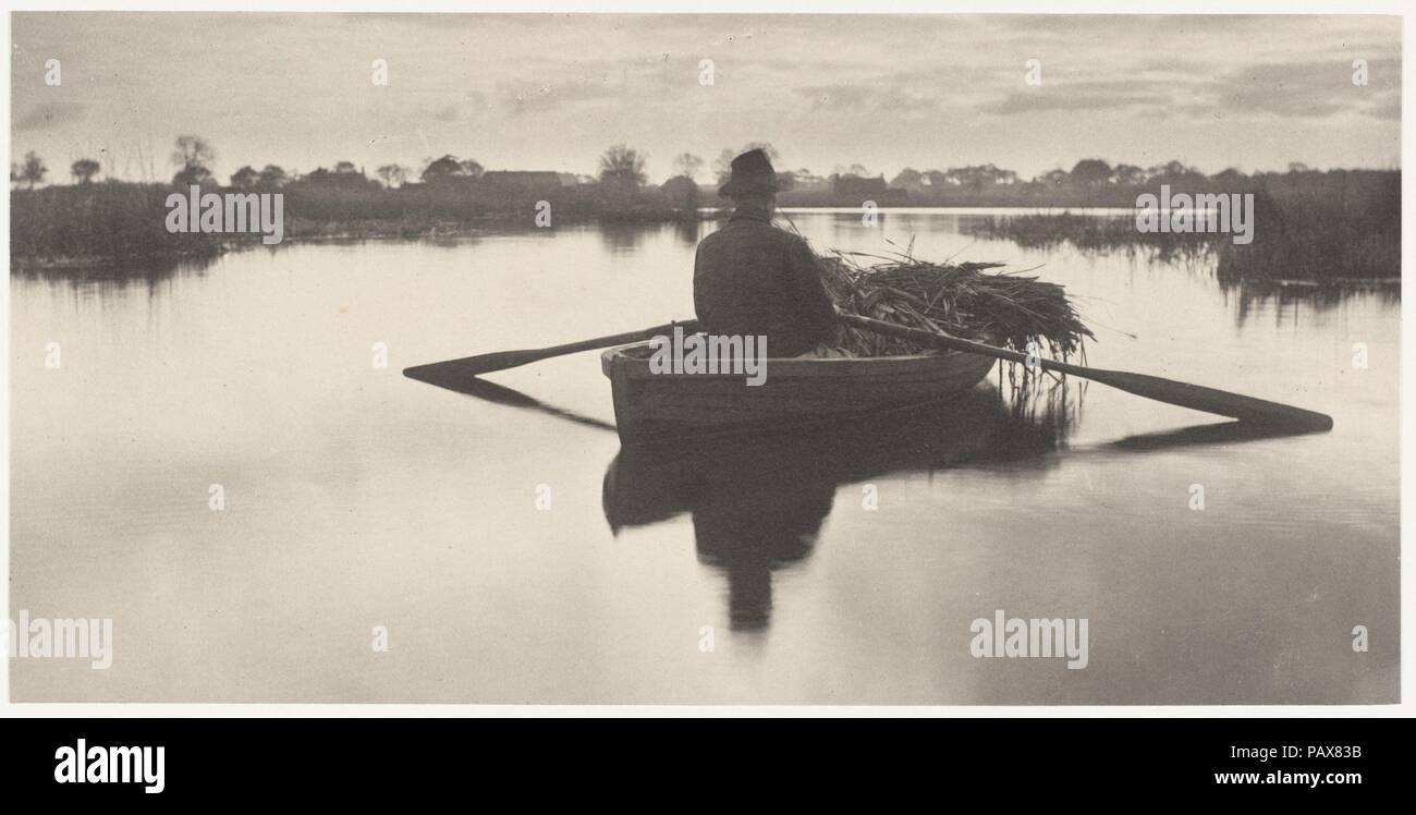 Canottaggio Home Il Schoof-Stuff. Artista: Peter Henry Emerson (British, nato a Cuba, 1856-1936). Dimensioni: Immagine: 13,8 x 27,9 cm (5 7/16 x 11 in.). Montaggio: 28,6 x 41 cm (11 1/4 x 16 1/8 in.) Foglio (interleaving di foglio di lamiera): 28,2 x 40,8 cm (11 1/8 x 16 1/16 in.). Data: 1886. Emerson immergeva nella cultura di East Anglia, dotate di paludoso regione costiera a nord-est di Londra in più di una mezza dozzina di fotograficamente libri illustrati durante i suoi dieci anni di carriera fotografica. Questa stampa è stata inclusa nella sua prima pubblicazione, la vita e il paesaggio sul Norfolk Broads, fatta con Goodall, un Foto Stock