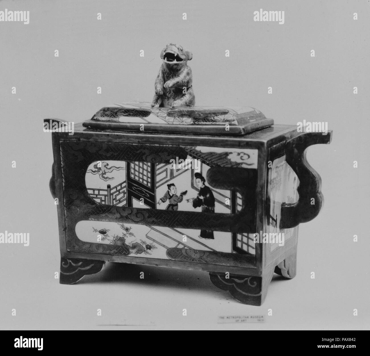Incensiere con coperchio. Cultura: il Giappone. Dimensioni: H. (con coperchio) 9 1/4 in. (23,5 cm); W. 5 1/2 in. (14 cm); L. 12 a. (30,5 cm). Data: 1750. Museo: Metropolitan Museum of Art di New York, Stati Uniti d'America. Foto Stock