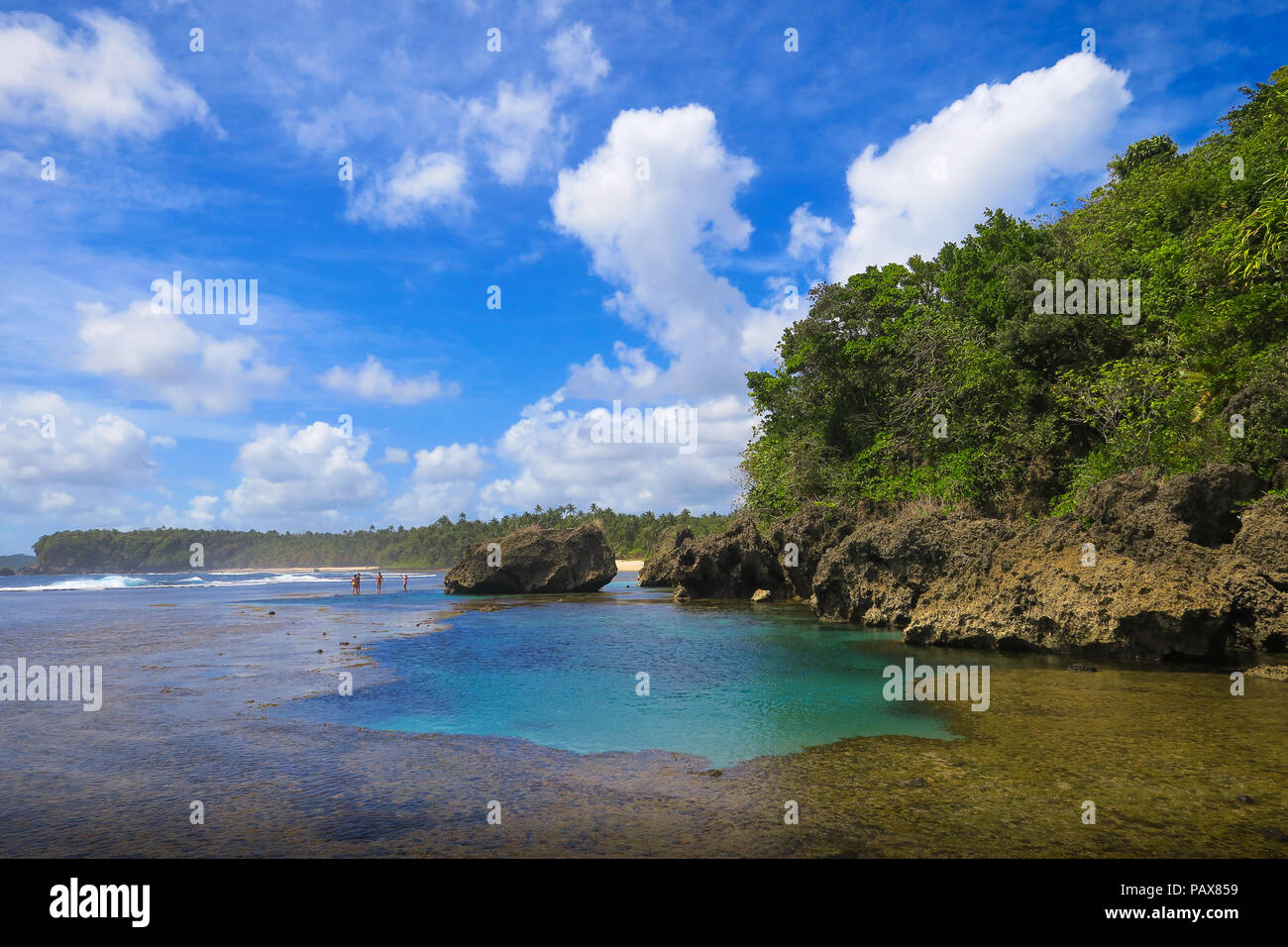 Isola di turchese marea piscina utilizzata per il nuoto e cliff jumping - Magpupungko, Siargao Foto Stock