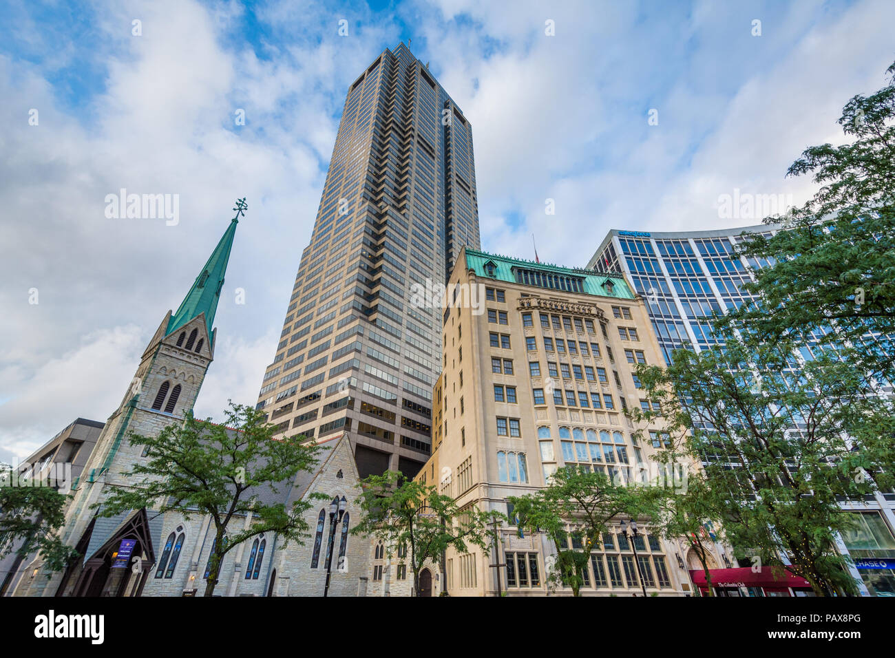 Edifici su Monument Circle nel centro di Indianapolis, Indiana. Foto Stock