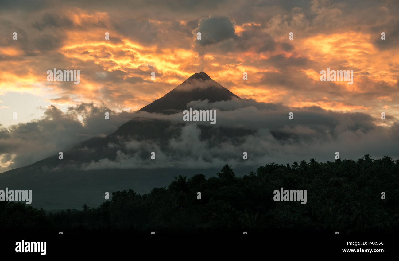 Il monte Vulcano Mayon al tramonto, dopo un recente eruzione - Sto. Domingo, Albay - Bicol, Filippine Foto Stock