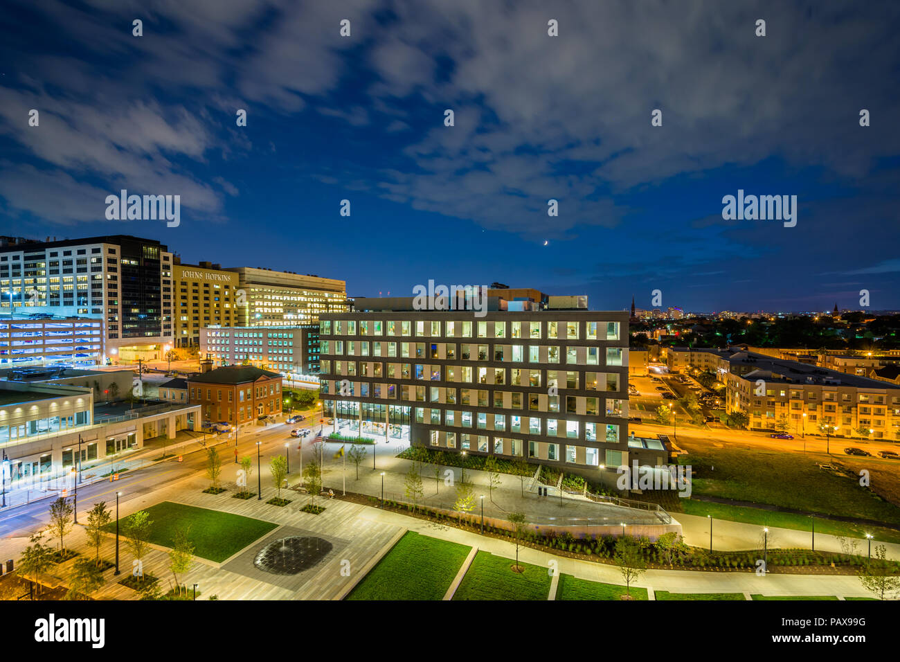 Desiderosi Park e Johns Hopkins Hospital di notte, a Baltimora, Maryland Foto Stock