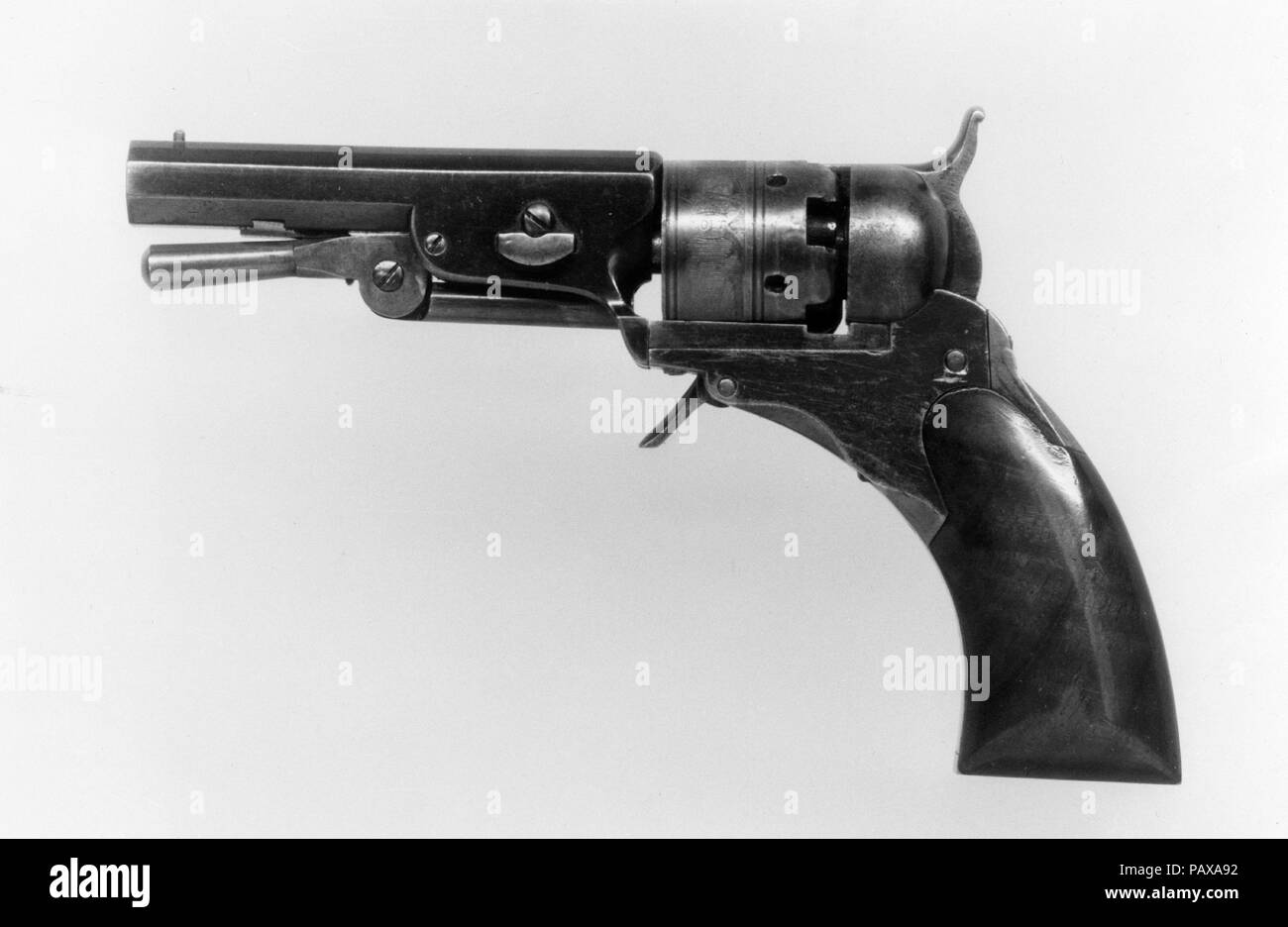 Colt Paterson Pocket Revolver a percussione, Quarto Ehlers, modello n. di serie 152, con case e accessori. Cultura: American, Paterson, New Jersey. Dimensioni: Revolver (a); L. 6 1/2 in. (16,5 cm); L. della canna 3. (7,6 cm); Cal. .28 in. (7.1 mm); bullet stampo (b); L. 3 3/16 in. (8.1 cm); W. (quando è chiuso) 1 3/4 in. (4,5 cm); Wt. 2.2 oz. (62,4 g); la leva di adescamento (C); L. 3 11/16 in. (9,4 cm); Diam. 1 1/8 in. (2,8 cm); Wt. 3.3 oz. (93,6 g); asta di pulizia (d); L. 4 5/8 in. (11,7 cm); Wt. 1.2 oz. (34 g); la chiave-cacciavite (e); L. 2 5/8 in. (6.7 cm); W. 2. (5,1 cm); Wt. 0.9 oz. (25,5 g); caso (f); H. 2 Foto Stock Colt Paterson Pocket Revolver a percussione, Quarto Ehlers, modello n. di serie 152, con case e accessori. Cultura: American, Paterson, New Jersey. Dimensioni: Revolver (a); L. 6 1/2 in. (16,5 cm); L. della canna 3. (7,6 cm); Cal. .28 in. (7.1 mm); bullet stampo (b); L. 3 3/16 in. (8.1 cm); W. (quando è chiuso) 1 3/4 in. (4,5 cm); Wt. 2.2 oz. (62,4 g); la leva di adescamento (C); L. 3 11/16 in. (9,4 cm); Diam. 1 1/8 in. (2,8 cm); Wt. 3.3 oz. (93,6 g); asta di pulizia (d); L. 4 5/8 in. (11,7 cm); Wt. 1.2 oz. (34 g); la chiave-cacciavite (e); L. 2 5/8 in. (6.7 cm); W. 2. (5,1 cm); Wt. 0.9 oz. (25,5 g); caso (f); H. 2 Foto Stock