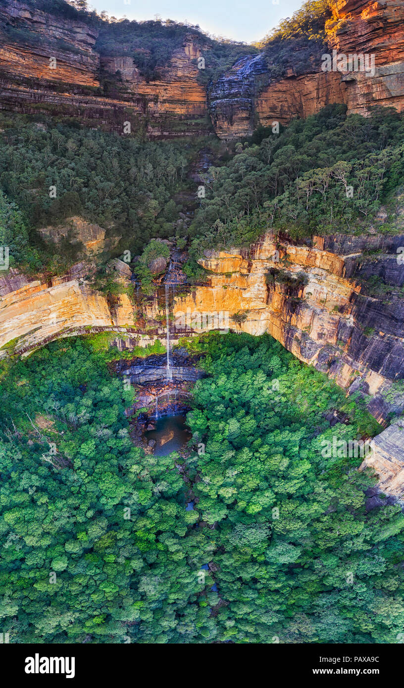Enorme cascata alta cascata in Blue Mountains of Australia - Wentworth Falls. Che fluisce dalla sommità del plateau mountaint fino al fondo della profonda Foto Stock