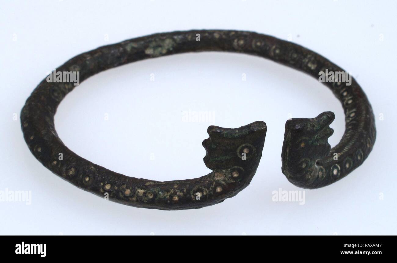Spilla Penannular. Cultura: scandinavo. Dimensioni: complessivo: 2 9/16 x 2 3/8 x 11/16 in. (6,5 x 6,1 x 1,7 cm). Data: 10th-11secolo. Museo: Metropolitan Museum of Art di New York, Stati Uniti d'America. Foto Stock Spilla Penannular. Cultura: scandinavo. Dimensioni: complessivo: 2 9/16 x 2 3/8 x 11/16 in. (6,5 x 6,1 x 1,7 cm). Data: 10th-11secolo. Museo: Metropolitan Museum of Art di New York, Stati Uniti d'America. Foto Stock