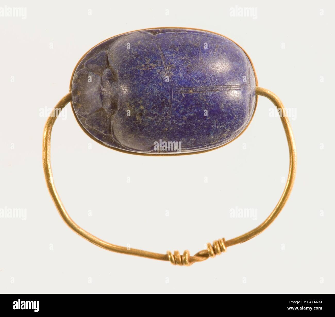 Scarabeo anello da dito. Dimensioni: diam. 2,5 cm (1 in); SCARABEO: l. 1,8 cm (11/16 in.). Dynasty: Dynasty 12-13. Data: ca. 1850-1750 A.C. Museo: Metropolitan Museum of Art di New York, Stati Uniti d'America. Foto Stock