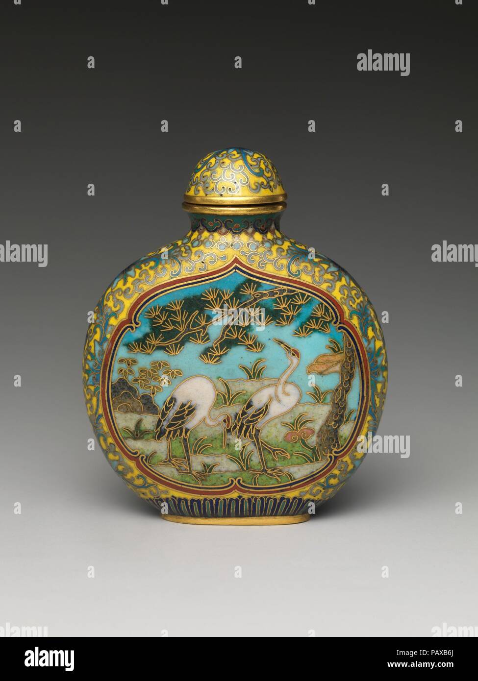 Il tabacco da fiuto bottiglia con gru sotto un pino. Cultura: la Cina. Dimensioni: H. 2 3/4 in. (7 cm); W. 2 5/16 in. (5,9 cm); D. 3/4 in. (1.9 cm). Museo: Metropolitan Museum of Art di New York, Stati Uniti d'America. Foto Stock