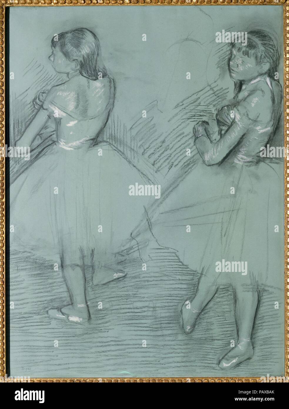 Due ballerini. Artista: Edgar Degas (francese, Parigi Parigi 1834-1917). Dimensioni: 25 1/8 x 19 1/4 in. (63,8 x 48,9 cm). Data: ca. 1879. Marie van Goethem, che pone per degassare la scultura <i>Il piccolo Fourteen-Year-vecchio ballerino</i>, è stato il modello per questi due prestigiosi studi di un ballerino regolando la sua tracolla. Degas spesso utilizzato commercialmente carta patinata per i suoi disegni di ballerini; questo foglio conserva il suo colore originale. Museo: Metropolitan Museum of Art di New York, Stati Uniti d'America. Foto Stock