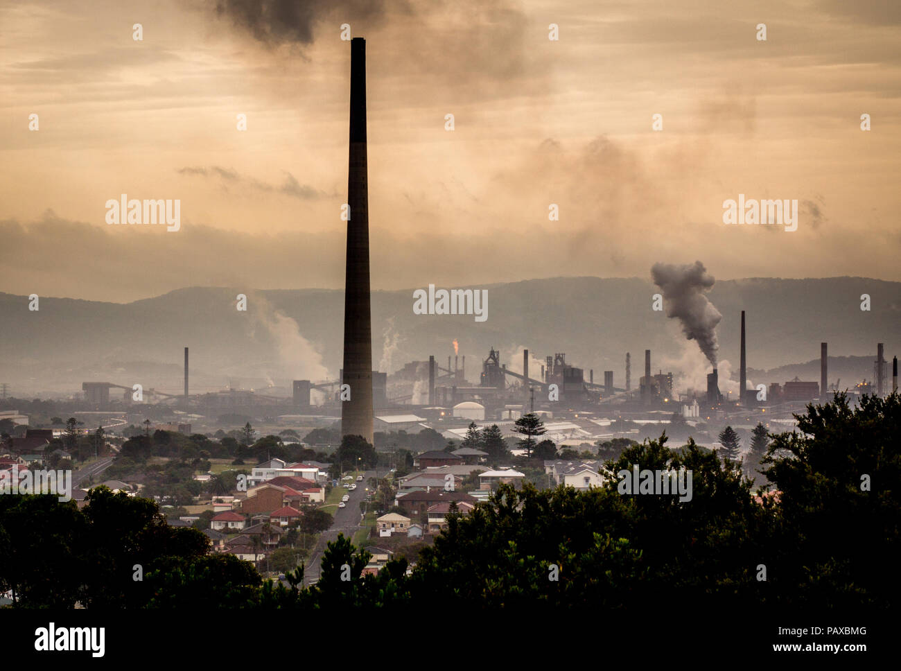 Il cambiamento climatico concetto paesaggio industriale con ciminiere che mostra le emissioni di vapore e fumo dallo stabilimento industriale, Port Kembla, NSW Australia Foto Stock