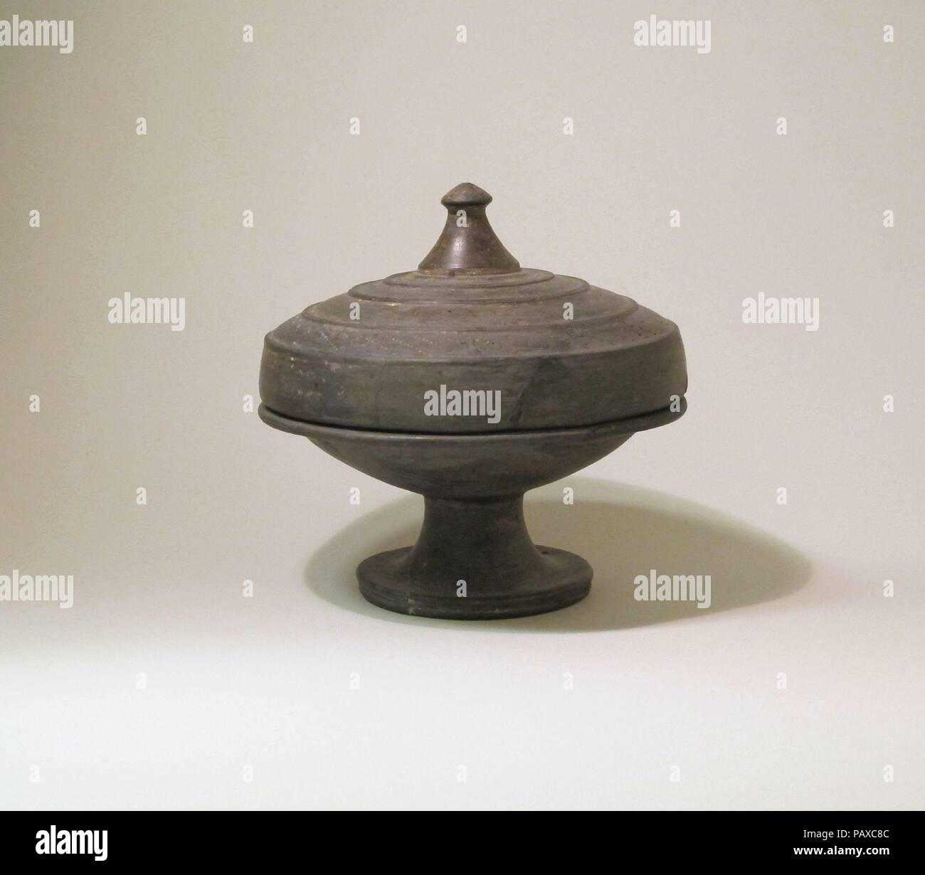 Piastra con coperchio. La cultura etrusca. Dimensioni: Altri (altezza con coperchio): 5 7/8a. (14.9cm) Altri (altezza senza coperchio): 3 1/4a. (8.3Cm). Data: seconda metà del VI secolo A.C. Decorate con punti perforati. Museo: Metropolitan Museum of Art di New York, Stati Uniti d'America. Foto Stock