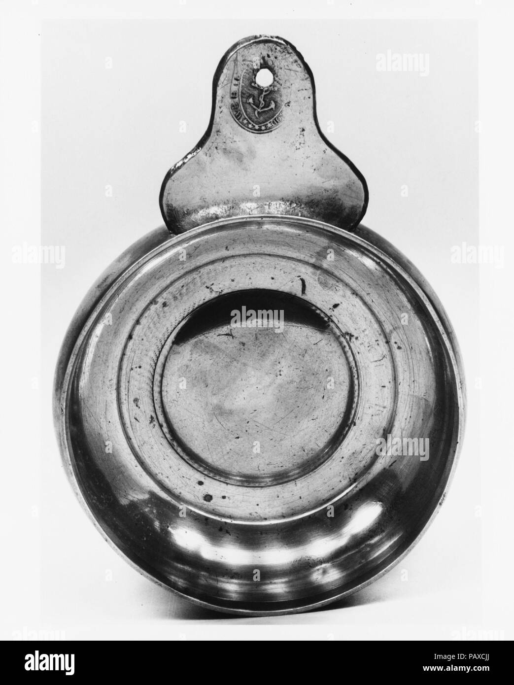 Porringer. Cultura: American. Dimensioni: 1 7/8 x 7 3/4 x 5 1/2 in. (4,8 x 19,7 x 14 cm). Autore: Samuel Melville (1793-1800); Thomas Melville (1764-1796). Data: 1793-1800. Museo: Metropolitan Museum of Art di New York, Stati Uniti d'America. Foto Stock