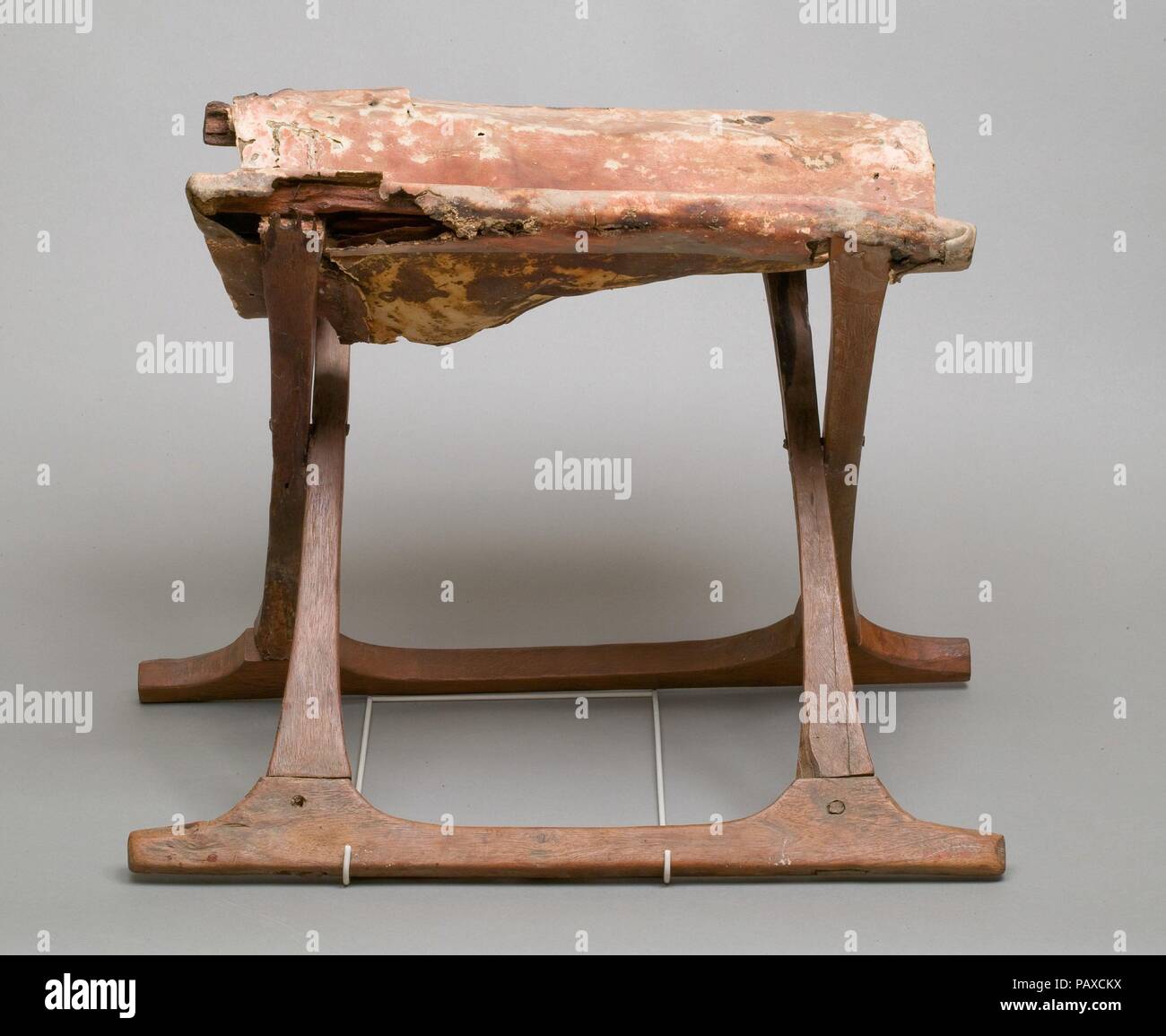 Sgabello pieghevole. Dimensioni: H. 35,7 cm (14 1/16); w. 31,5 cm (12 3/8 in); d. 37,7 cm (14 13/16 in.). Dynasty: Dynasty 11-13. Data: ca. 2030-1640 A.C. Museo: Metropolitan Museum of Art di New York, Stati Uniti d'America. Foto Stock