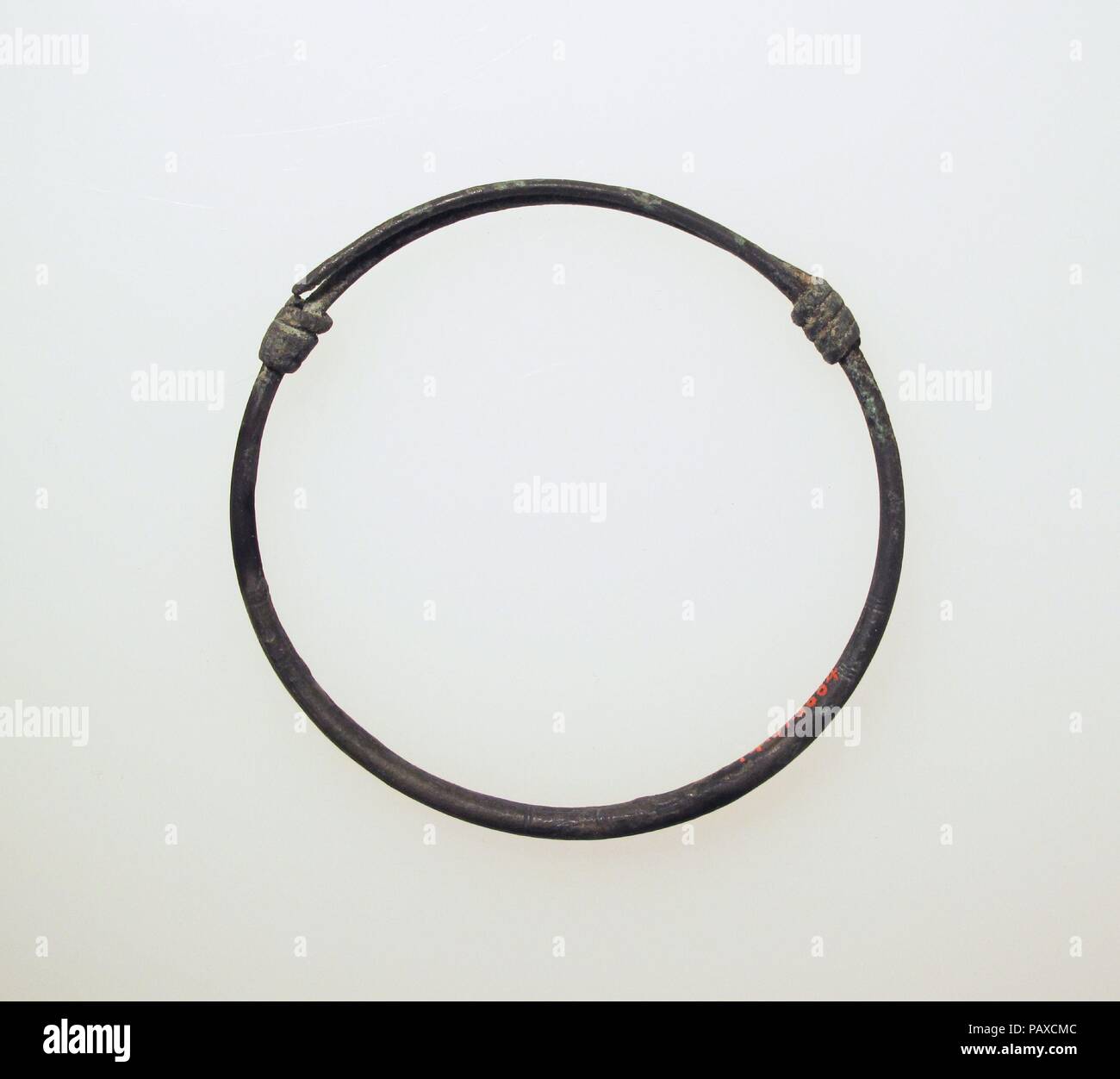 Bracciale. Dimensioni: diametro: 2 13/16 × 1/8 × 1/4 in. (7,1 × 0,4 × 0,6 cm). Museo: Metropolitan Museum of Art di New York, Stati Uniti d'America. Foto Stock