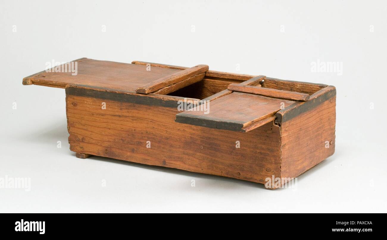 Casella di gioielli. Dimensioni: L. 25,5 cm (10 1/16); w. 12,7 cm (5 in); h. 8 cm (3 1/8 in). Dynasty: Dynasty 11. Data: ca. 2051-1981 A.C. Questa scatola è suddiviso in due vani, ognuno chiuso con un coperchio scorrevole. Alla fine batton di ciascun coperchio ha un foro di montaggio per una piccola manopola. Le due manopole potrebbero essere legate insieme per sigillare la scatola. La casella è stato trovato in una tomba che conteneva anche un "eweret' tallone (25.3.252) e una squisita 'Sun' amuleto (25.3.253). Museo: Metropolitan Museum of Art di New York, Stati Uniti d'America. Foto Stock
