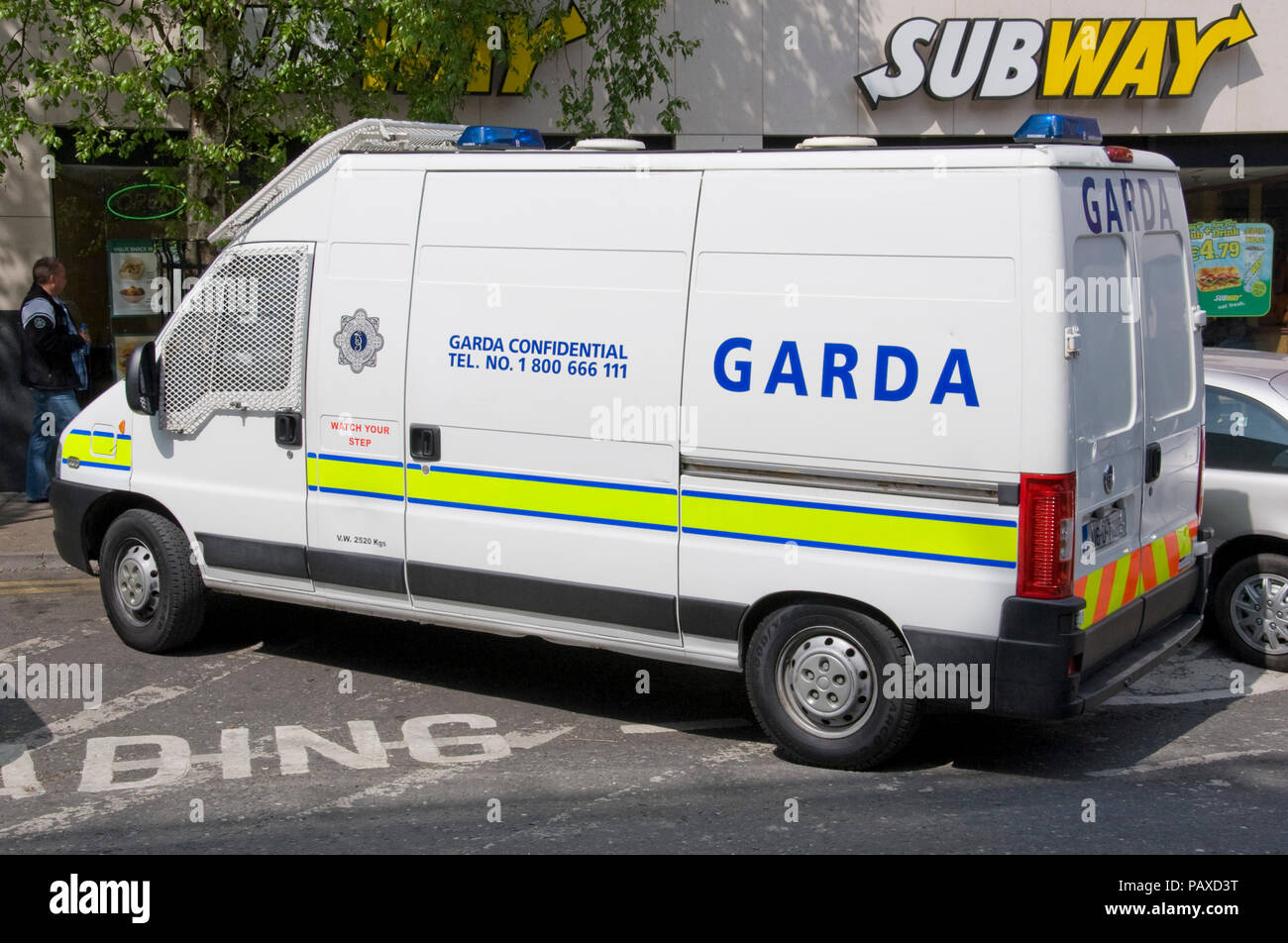 Garda van a Drogheda Irlanda Foto Stock