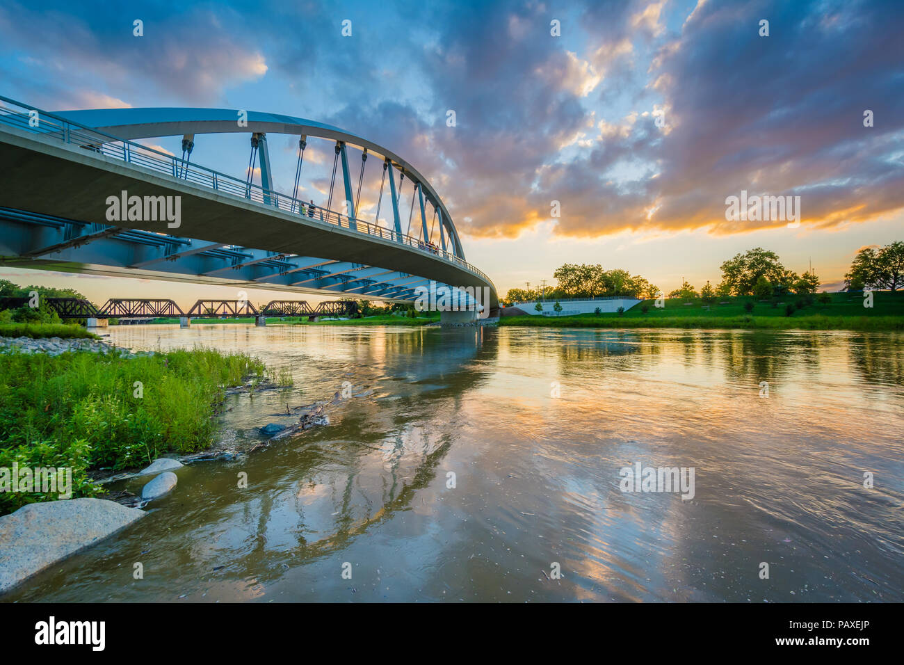 La Main Street Bridge e Scioto River al tramonto, in Columbus, Ohio. Foto Stock