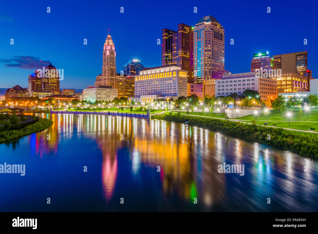Il Scioto River e Columbus skyline notturno, in Columbus, Ohio. Foto Stock