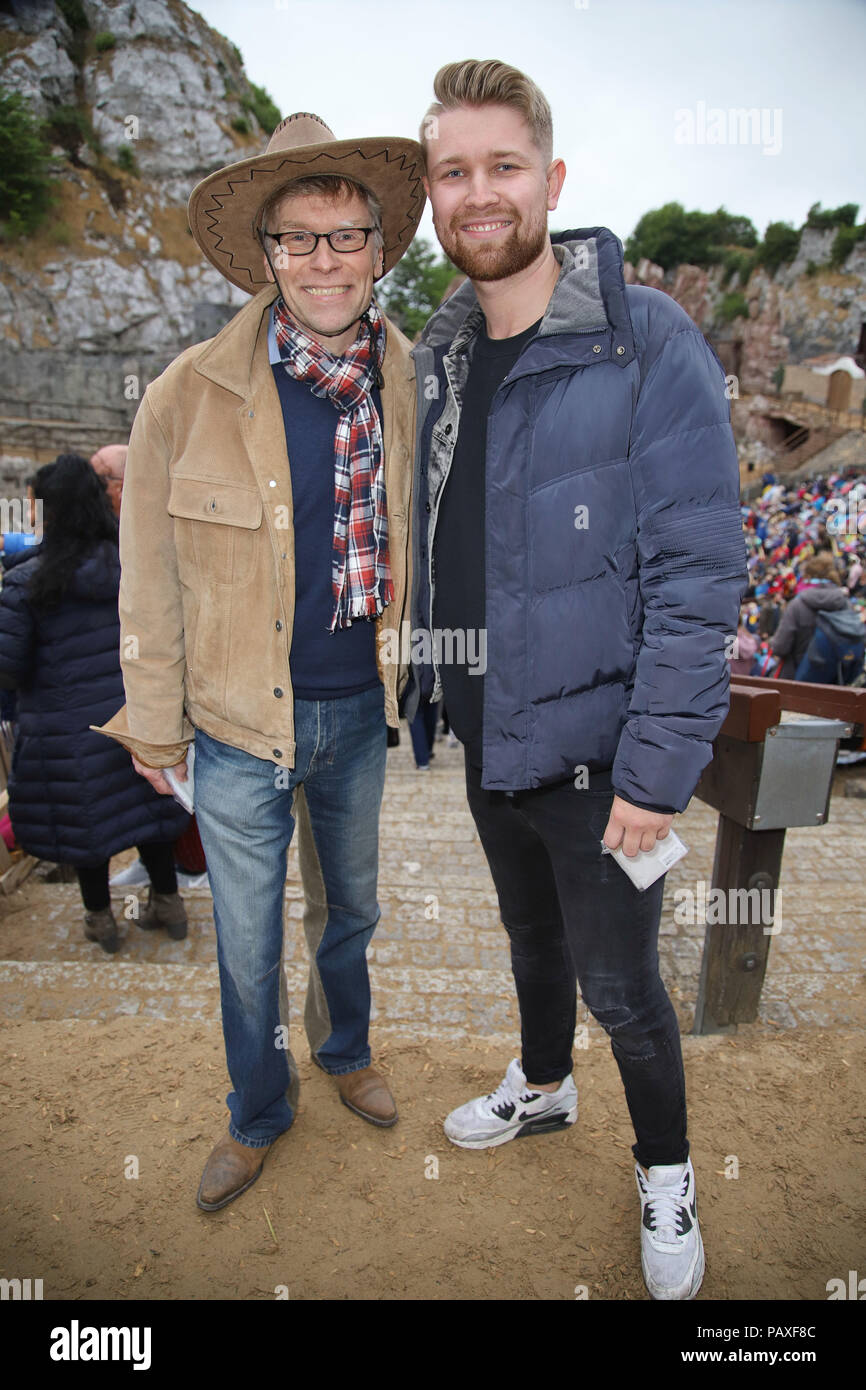 Premiere di Karl May Festspiele a Kalkfelsen, Bad Segeberg offre: Thorsten Laussch mit Sohn Jonathan dove: Amburgo, Germania Quando: 23 giu 2018 Credit: Becher/WENN.com Foto Stock