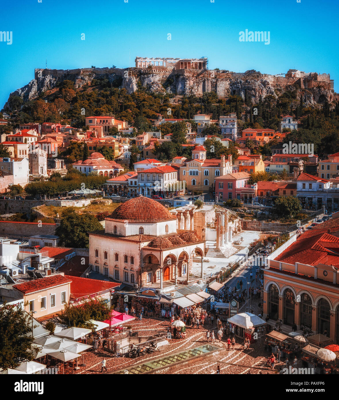 Splendida vista su Atene con piazza Monastiraki e collina dell'Acropoli di Atene in Grecia su un estate bella giornata Foto Stock