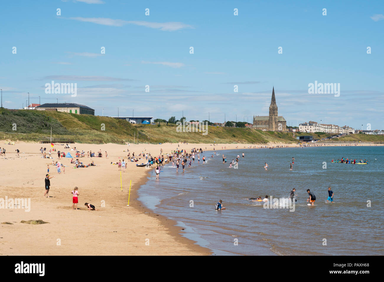 Per coloro che godono di un sole estivo sul Longsands Tynemouth beach, a nord-est dell' Inghilterra, Regno Unito Foto Stock