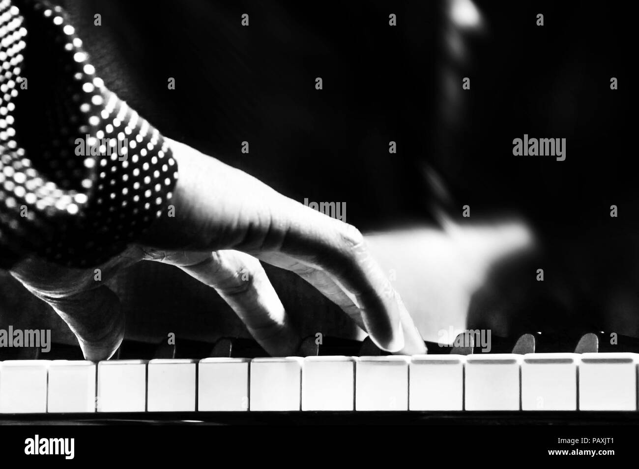 Un uomo nero suonando piano closeup Foto Stock
