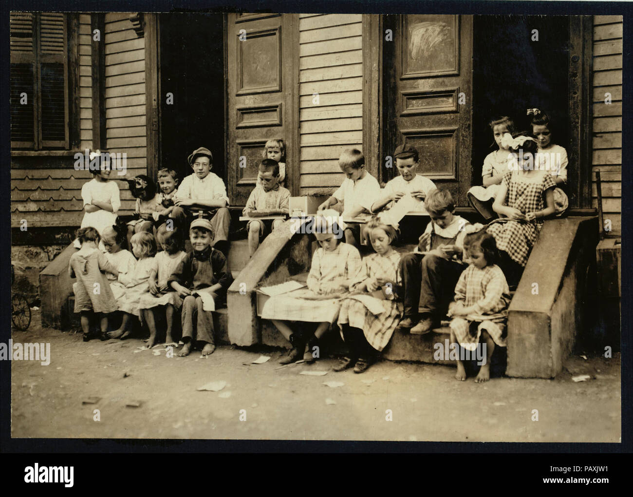 Una tipica vista. La famiglia e i vicini lavorando su tag sui gradini della porta della sig.ra McCarthy, 88 Marcella Street, Roxbury, messa. Vedere la pagina iniziale del rapporto di lavoro. Foto Stock