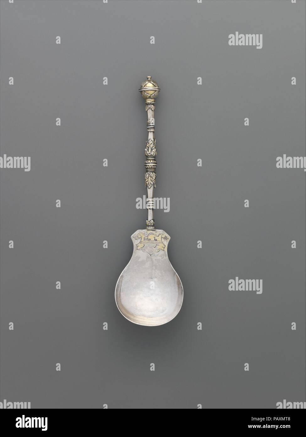 Cucchiaio. Cultura: ungherese. Dimensioni: Lunghezza: 7 7/8 in. (20 cm). Data: 1599 o versioni precedenti. La nascita di un bambino è stato un grande evento, specialmente durante i tempi con alto tasso di mortalità infantile, e doni speciali sono stati associati con l'occasione. Un cucchiaio d'argento era una comune offerta, perché è stato il primo utensile che un bambino potrebbe utilizzare sui propri. Tali palette sono state spesso abbellite con stemmi, iniziali, e date per registrare la storia familiare. Qui, l'anno 1599 potrebbe essere una successiva aggiunta, come lo stile del cucchiaio suggerisce che esso è stato fatto a una data precedente. [Wolfram Koeppe 2015]. Museo: Me Foto Stock