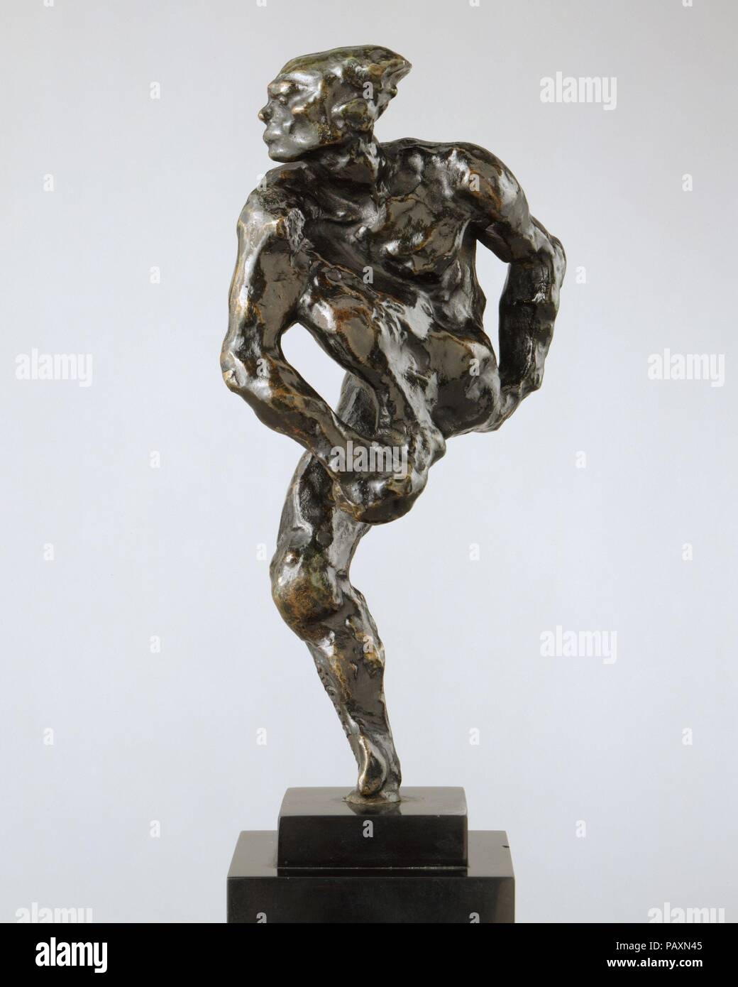 Nijinsky. Artista: Auguste Rodin (francese, Paris Meudon 1840-1917). Cultura: francese. Dimensioni: complessiva (senza base): 6 3/4 × 2 7/8 x 2 5/8 in. (17,1 × 7,3 × 6,7 cm); Altezza (con base): 9 3/4 in. (24,8 cm). Data: modellato 1912, cast 1959. Il 29 maggio 1912, Rodin ha partecipato alla premiere di Vaslav Nijinsky il balletto moderno l'après-midi d'onu faune (Pomeriggio di un fauno), che scandalizza il pubblico parigino con la sua avant-garde coreografia e sessualmente esplicito contenuto. La mattina seguente, un front-page giornale editoriale firmato da Rodin ha elogiato il 'deliberately scomodo' e 'a scatti di movimento". Foto Stock