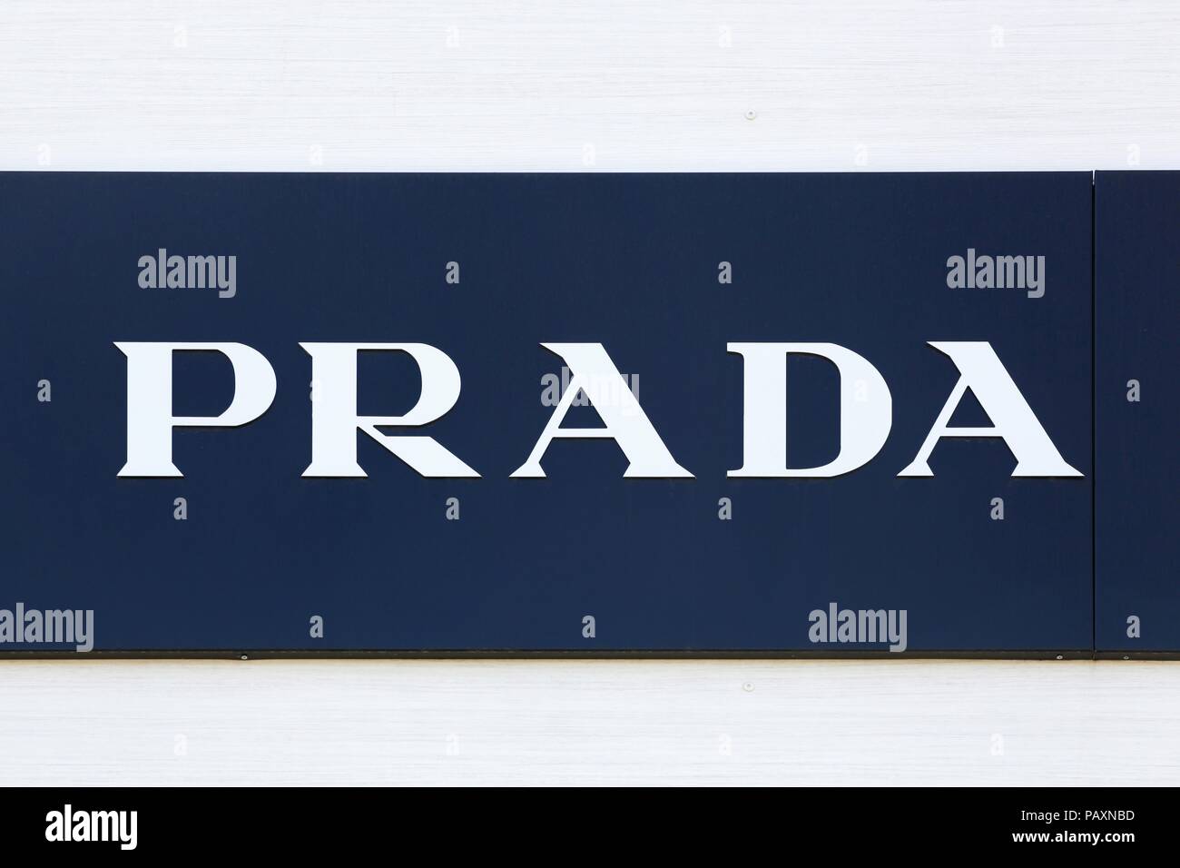 Nimes, Francia - luglio 1, 2018: Prada logo su una parete. Prada è un lusso italiano casa di moda, specializzato in borsette in cuoio e accessori da viaggio Foto Stock