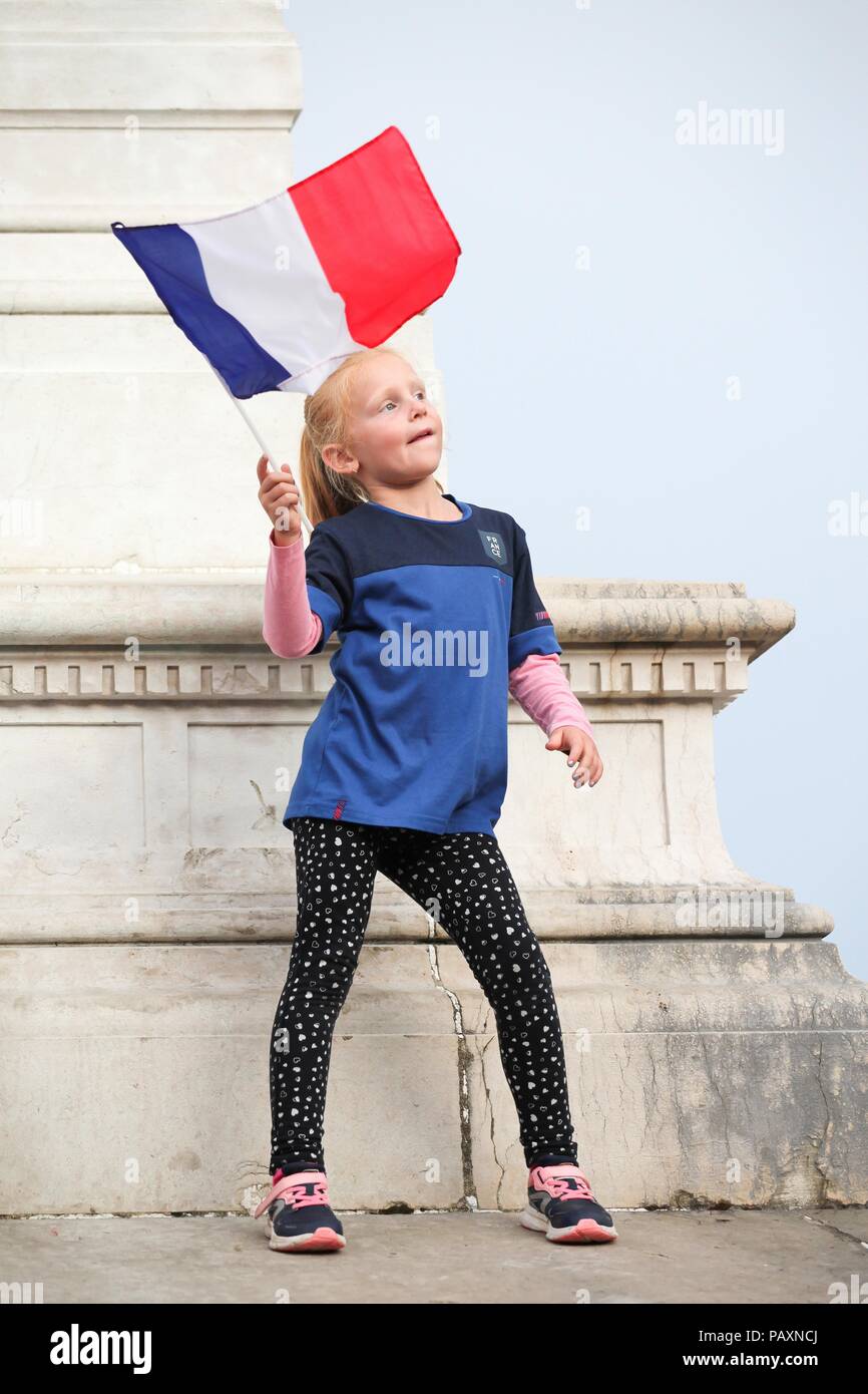 Macon, Francia - Luglio 20, 2018: ragazza giovane celebra la vittoria della Coppa del Mondo di calcio titolo 2018 per il team francese Foto Stock
