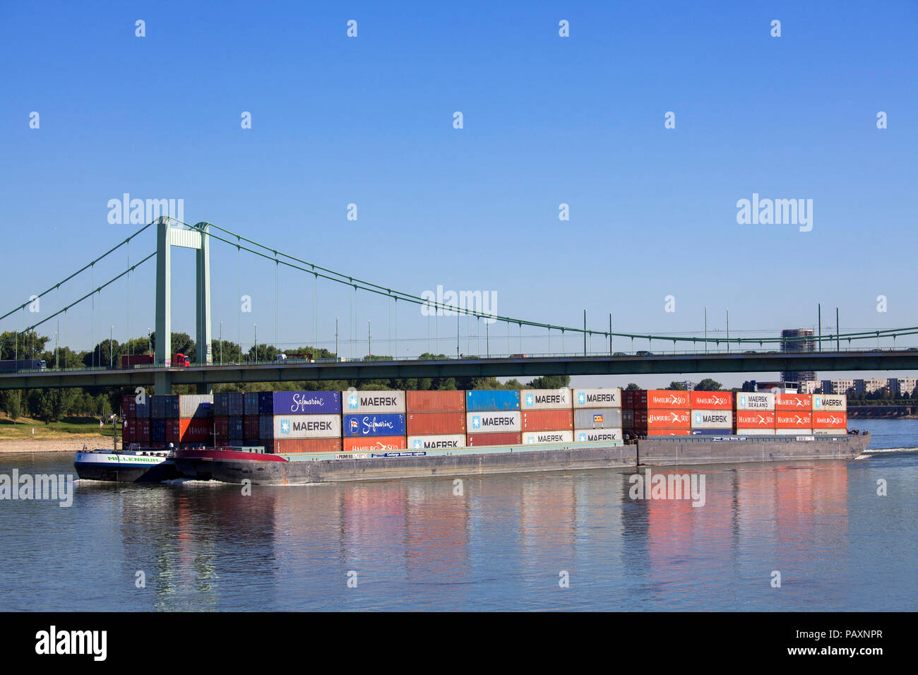 La nave portacontainer sul fiume Reno, il ponte Muelheimer, Colonia, Germania. Containerschiff auf dem Rhein, Muelheimer Bruecke, Koeln, Deutschland. Foto Stock