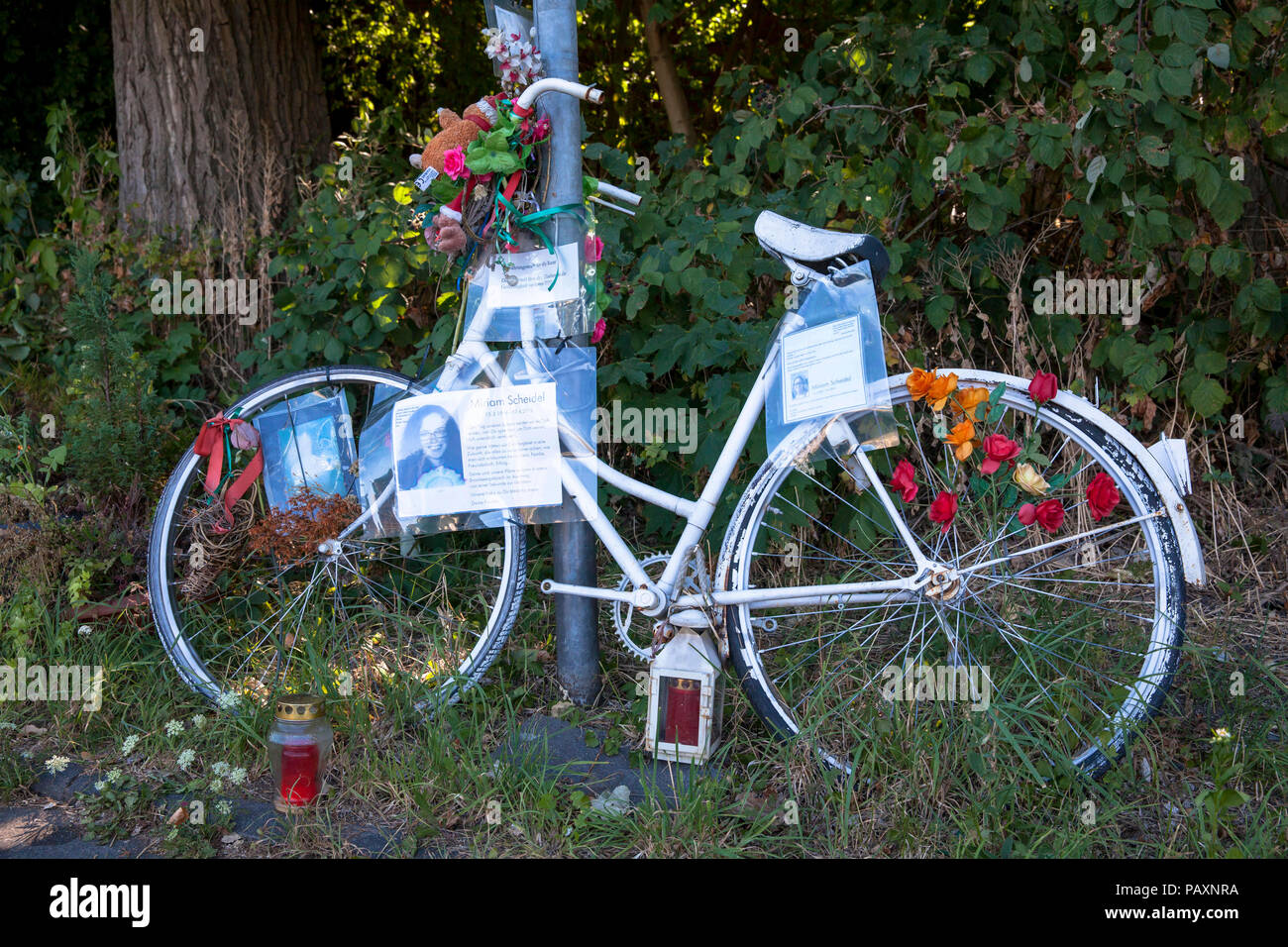 Ghost bike, bianco ornato ricorda di bicicletta di un ciclista che ha avuto un incidente mortale a questo luogo, street Auenweg, distretto Muelheim, Colonia, Germania. Foto Stock