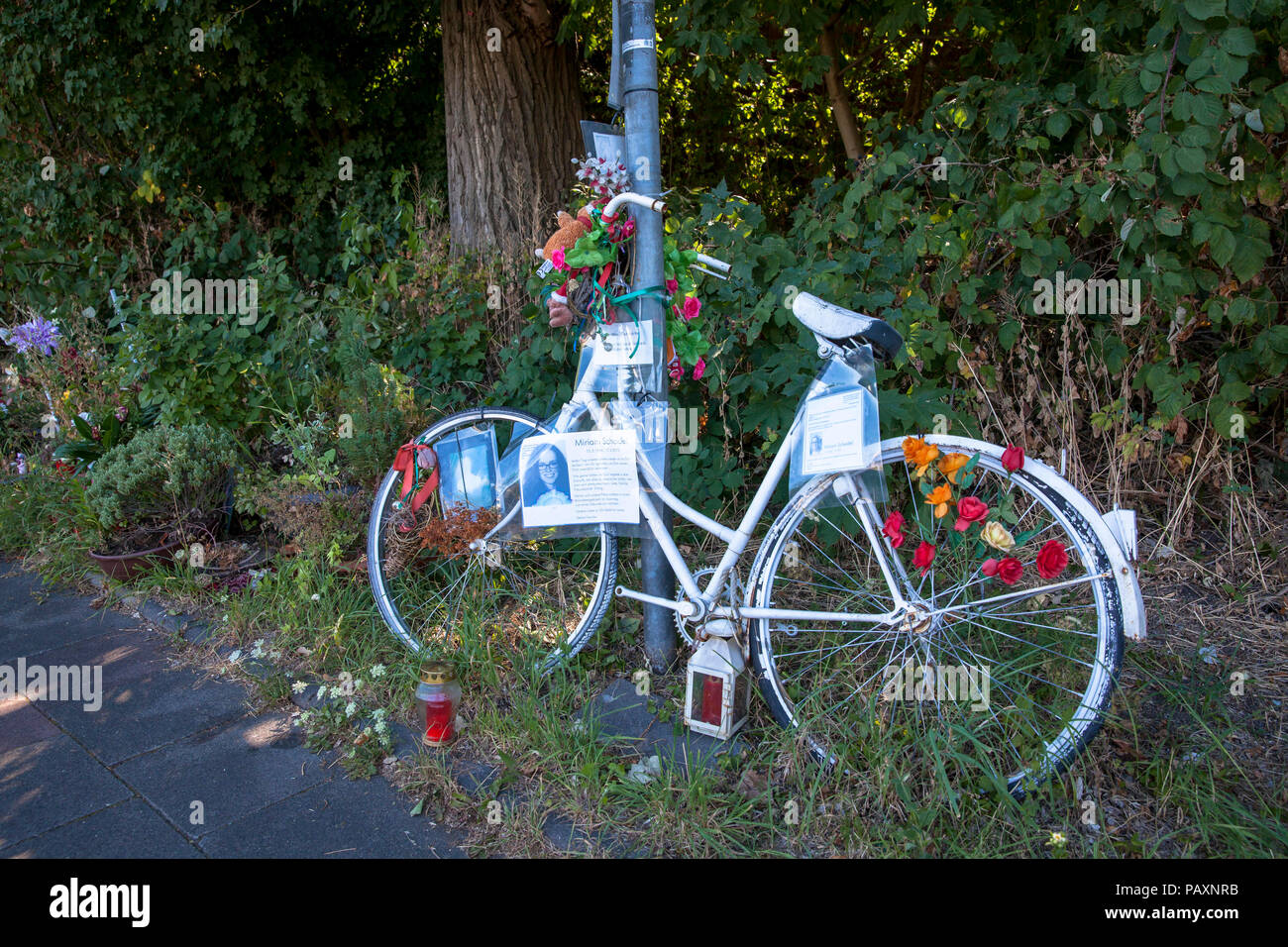 Ghost bike, bianco ornato ricorda di bicicletta di un ciclista che ha avuto un incidente mortale a questo luogo, street Auenweg, distretto Muelheim, Colonia, Germania. Foto Stock